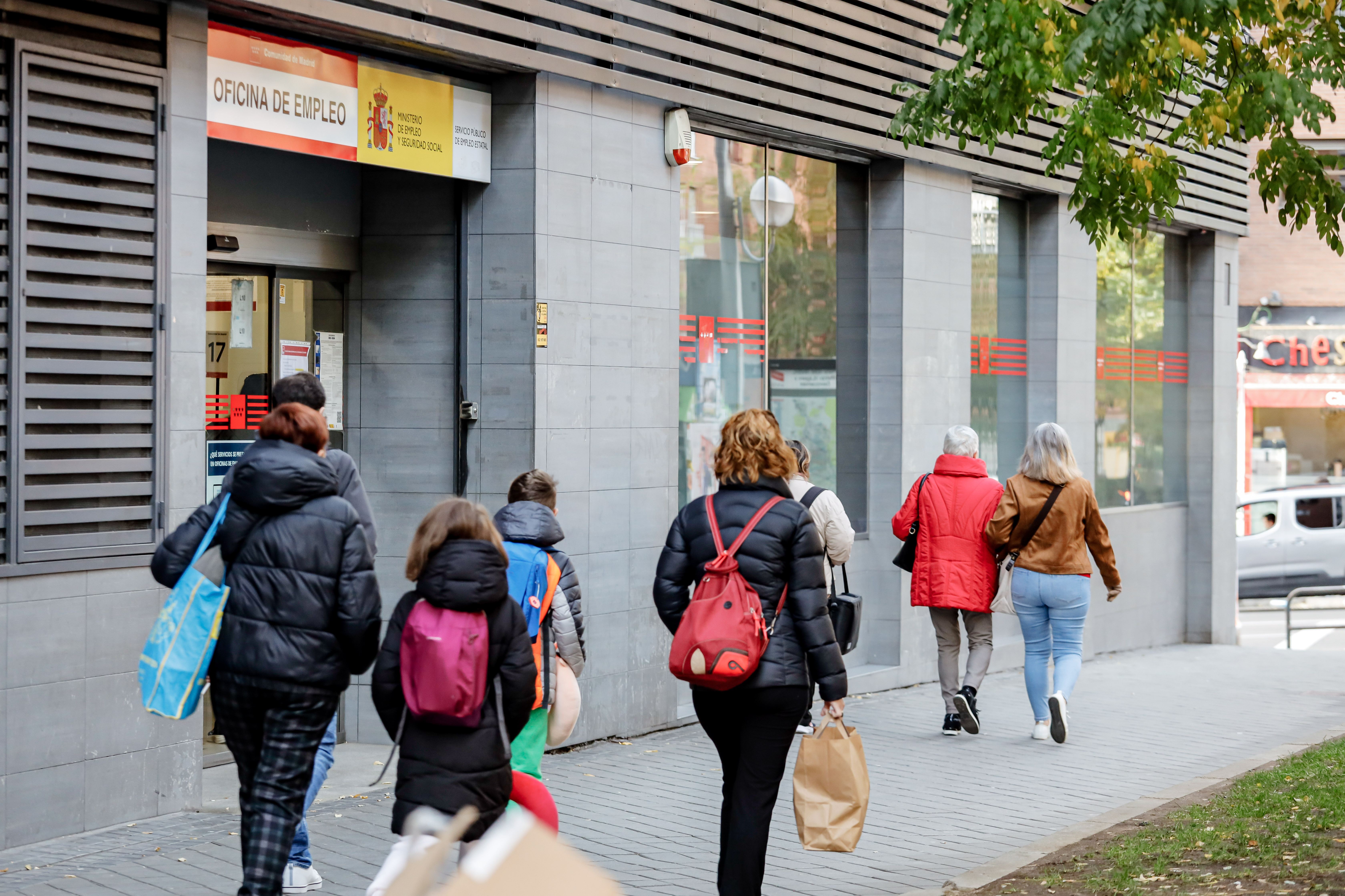 EuropaPress 4849301 varias personas pasan frente sepe acacias diciembre 2022 madrid espana