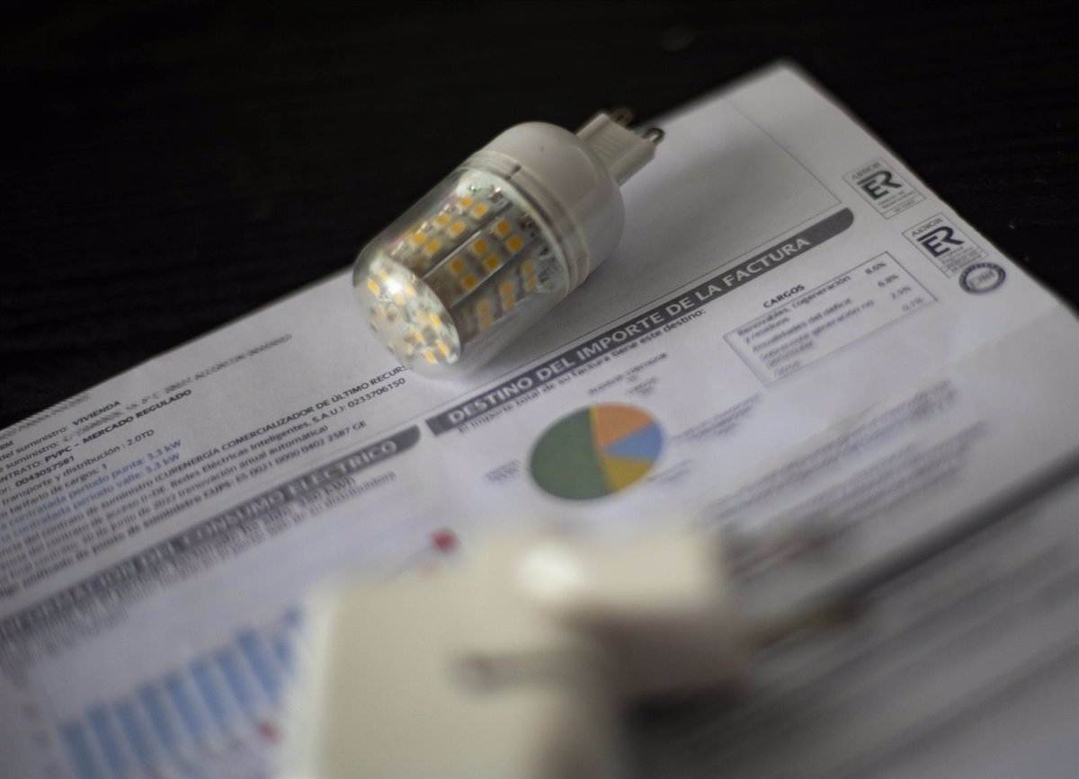 El precio de la luz cierra su semana más barata en la historia de España