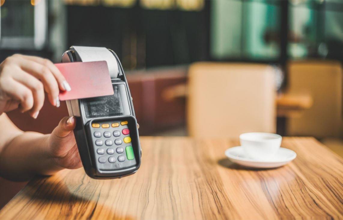 Advertencia del Banco de España con los pagos 'contactless': el gesto que debes evitar