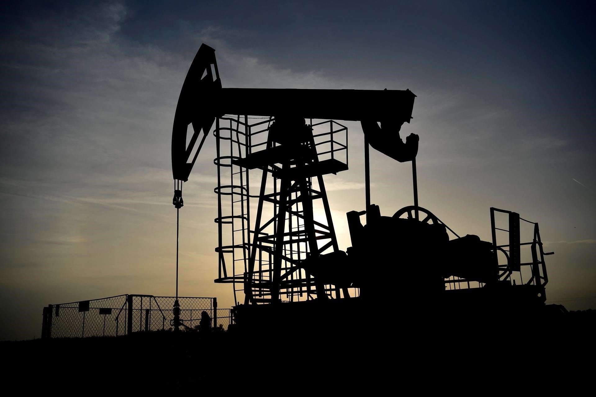 El petróleo se enfrenta a la desaceleración económica y al descontrol en la oferta