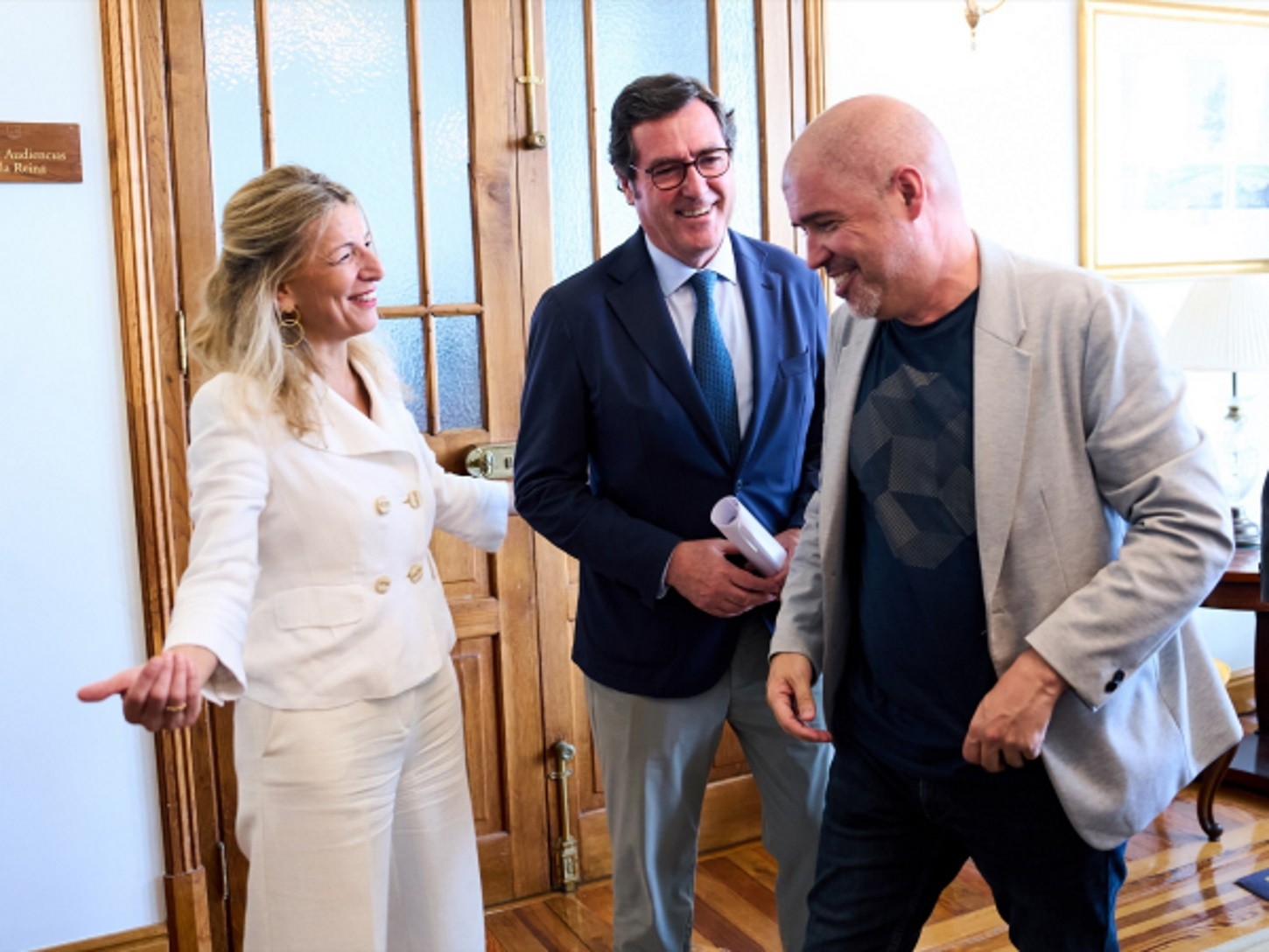 Gobierno, sindicatos y la CEOE se reunirán este lunes para negociar la nueva subida del SMI