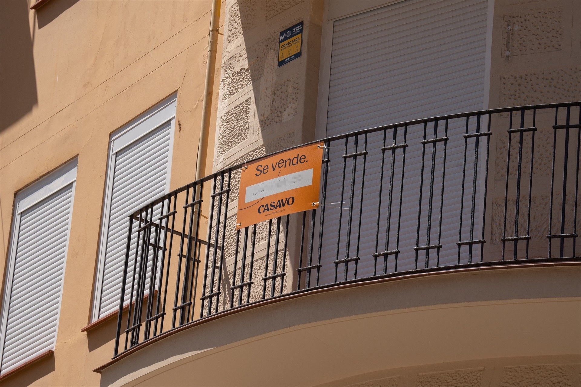 EuropaPress 5205424 cartel vende balcon vivienda 17 mayo 2023 barcelona cataluna espana despues
