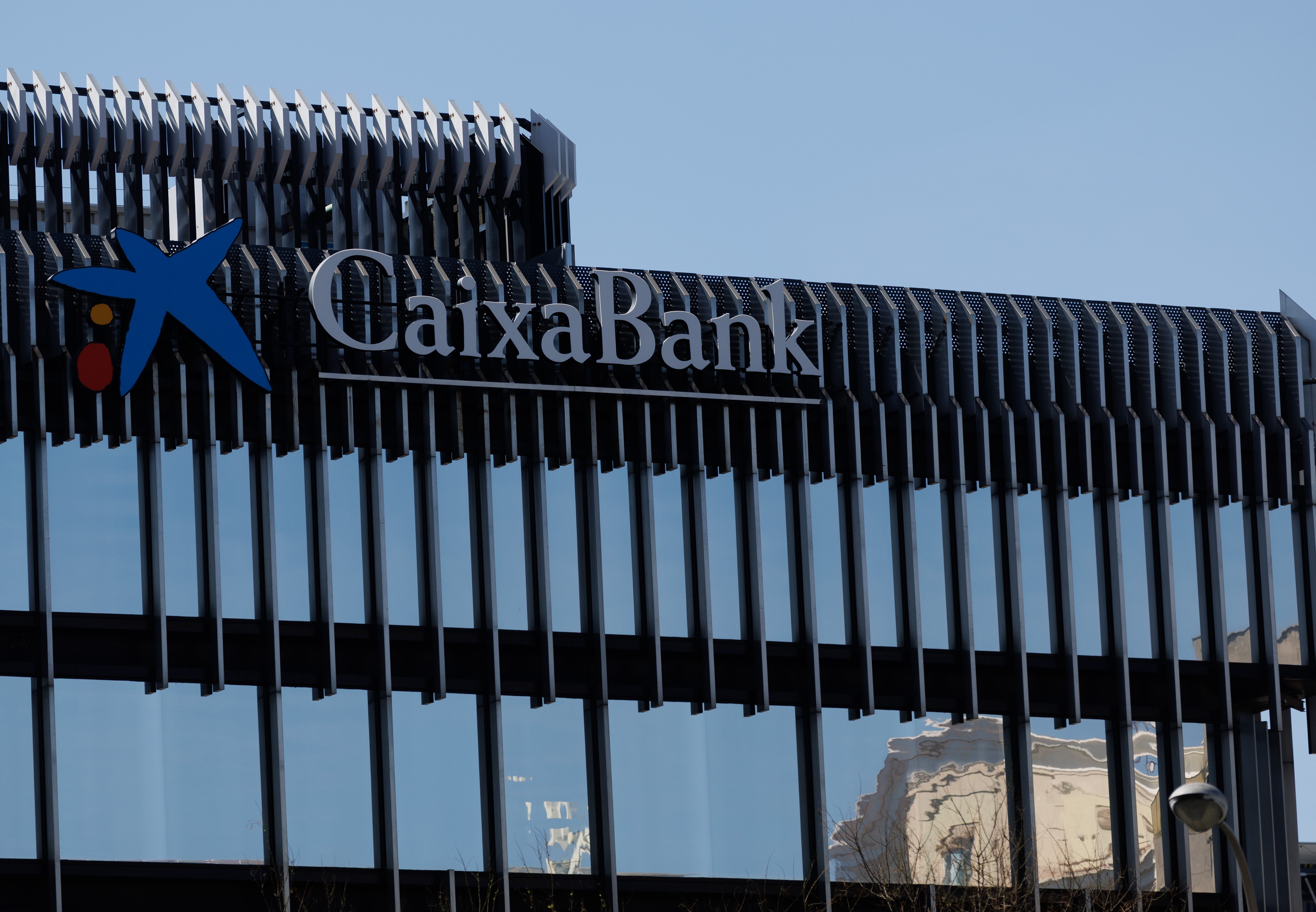 La patronal de CaixaBank y Unicaja propone subir un 5% los salarios en tres años