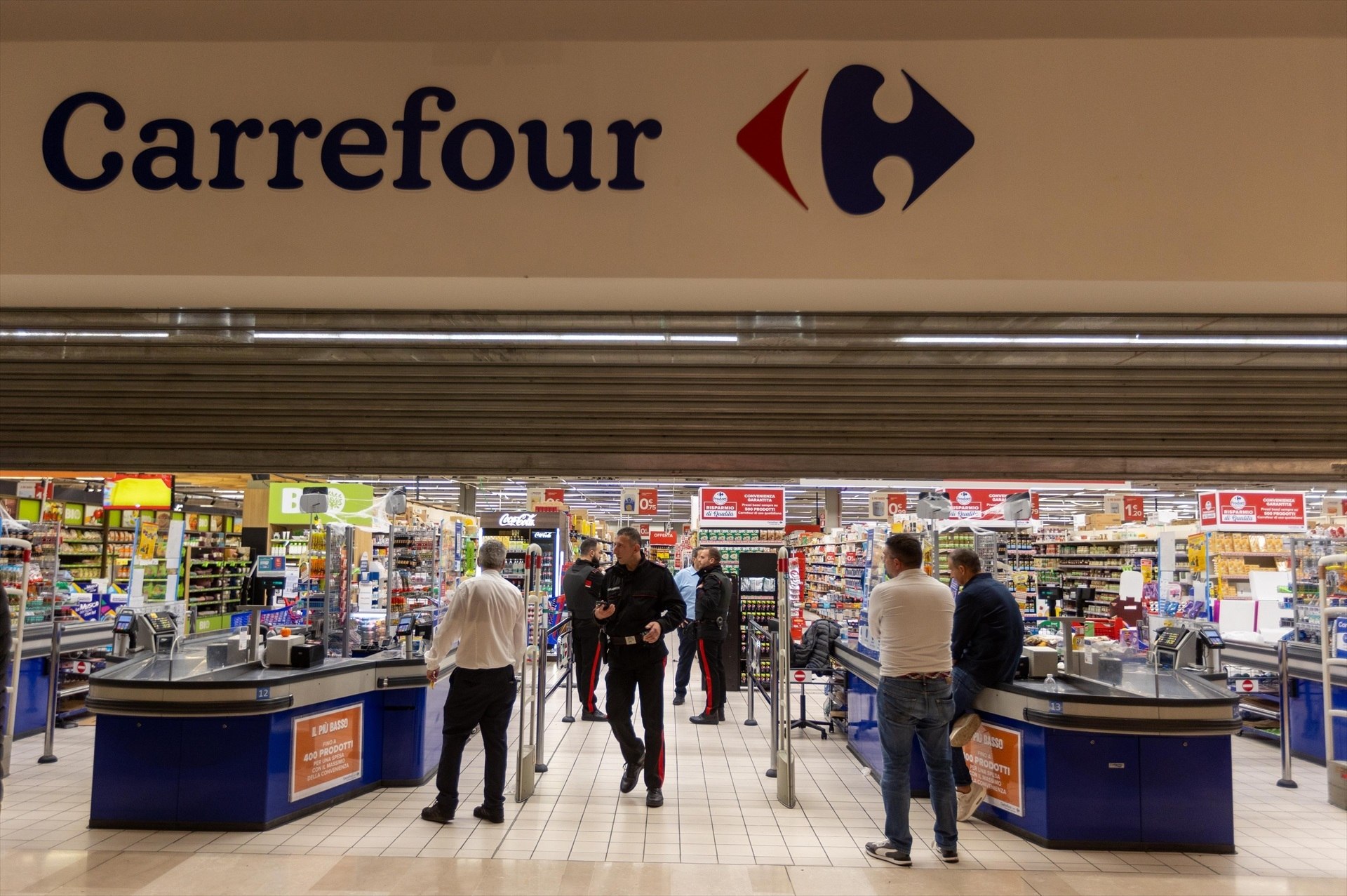 La CNMC dona llum verda a Carrefour en la compra de 47 botigues Supercor a El Corte Inglés
