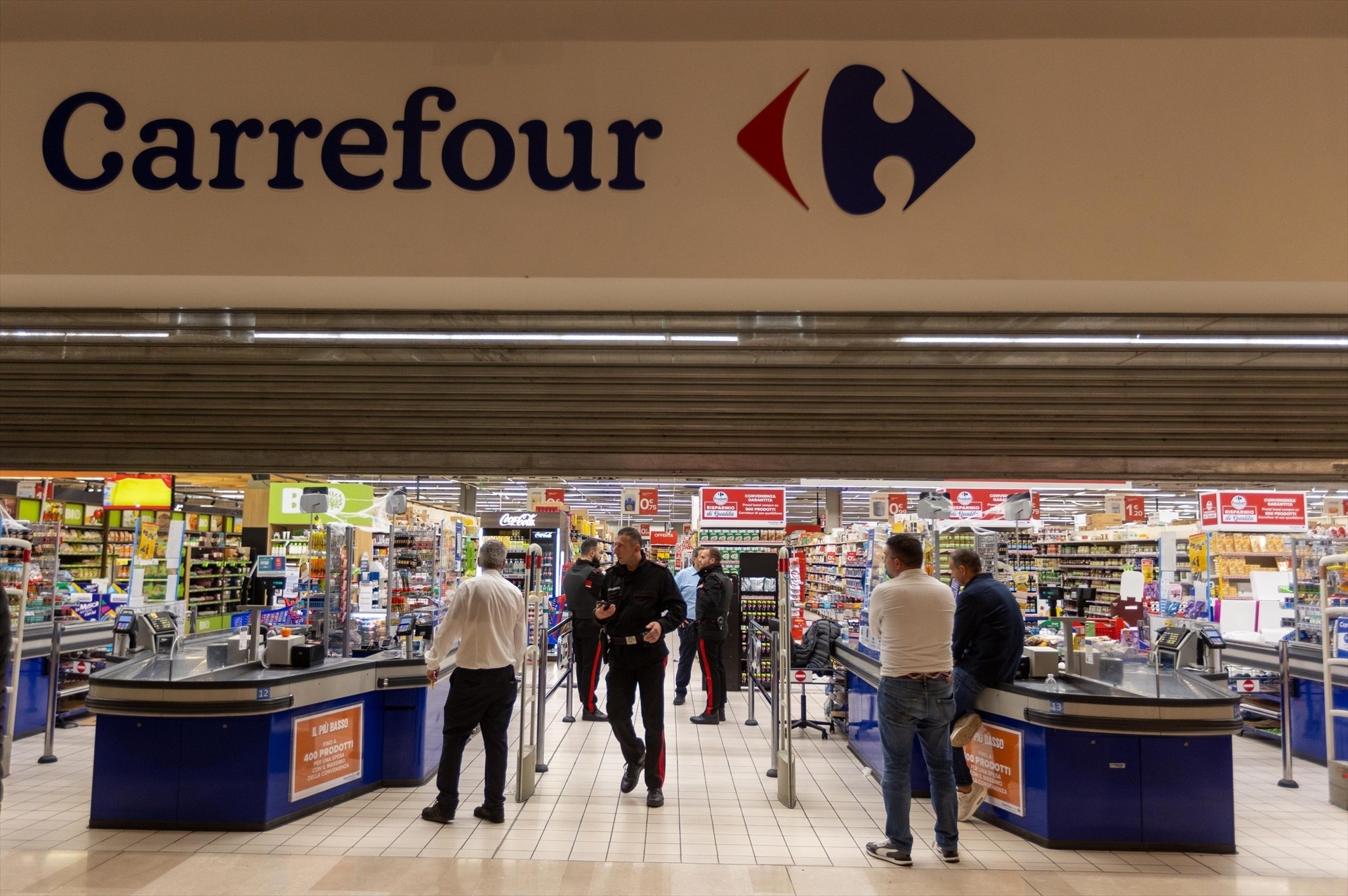 La CNMC da luz verde a Carrefour en la compra de 47 tiendas Supercor a El Corte Inglés