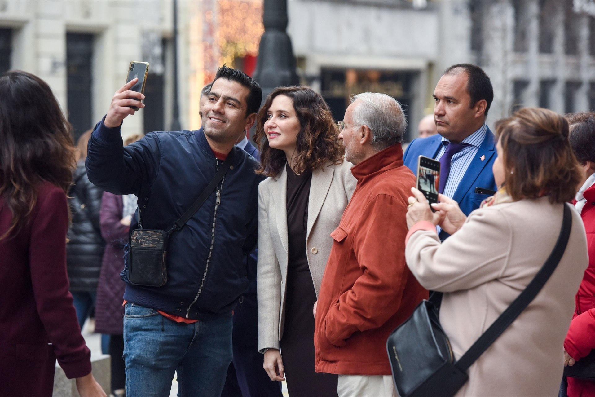 EuropaPress 5632171 presidenta comunidad madrid isabel diaz ayuso echa selfie hombre calle