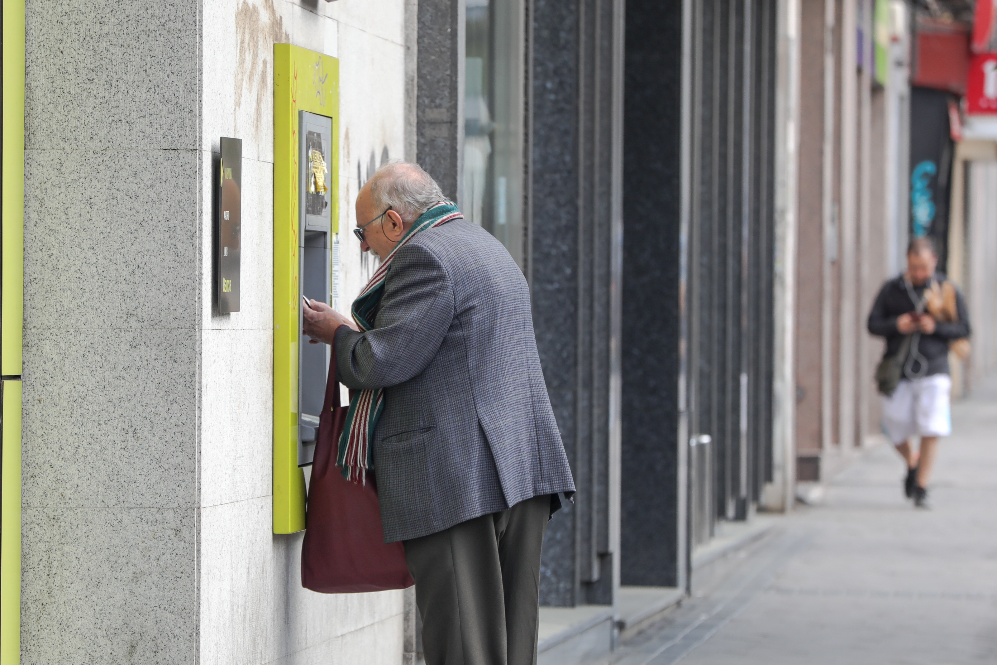 EuropaPress 2719473 anciano saca dinero cajero capital anuncio estado alarma restricciones