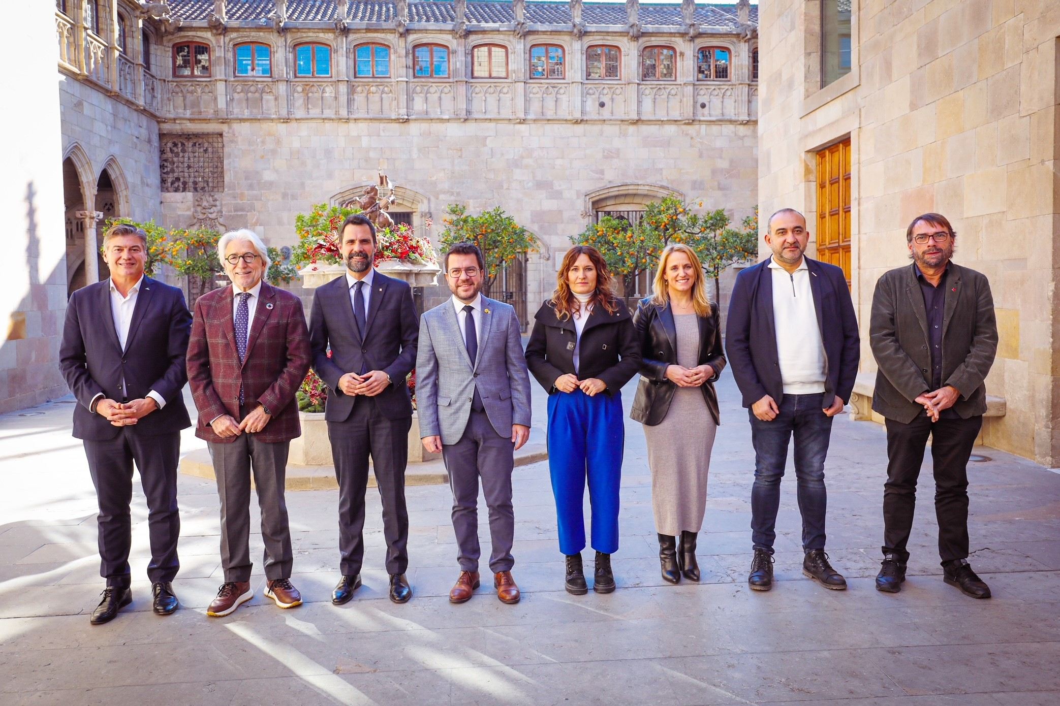 Empresaris i sindicats pacten amb el Govern uns pressupostos amb més ajuts a empreses i famílies