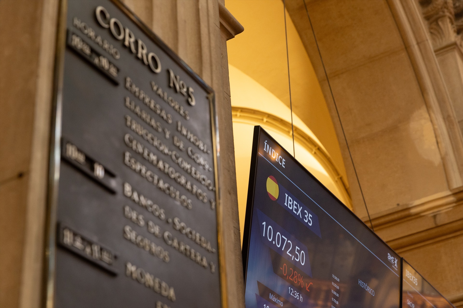 El IBEX 35 abre el año con una subida del 0,6% y alcanza los 10.165 puntos