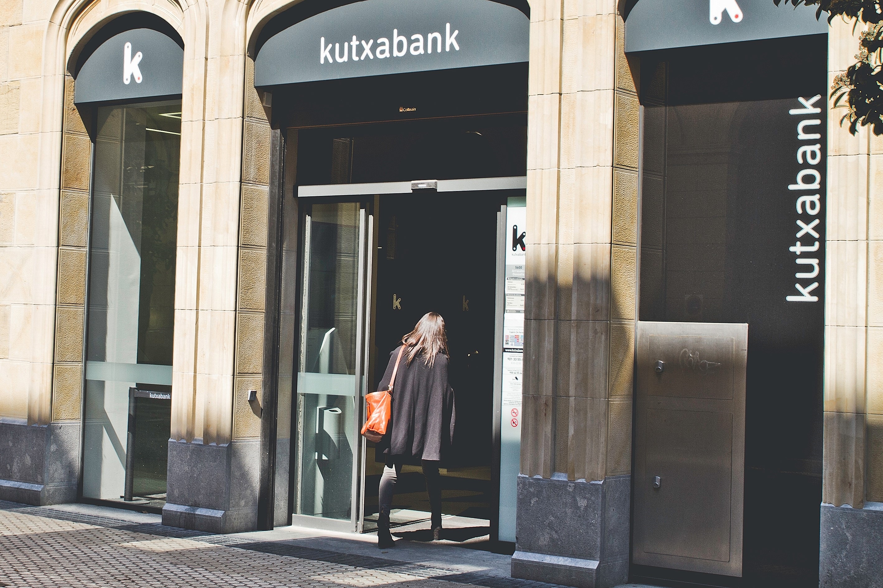 Kutxabank elimina la comissió de 140 euros l'any per als menors de 30 anys