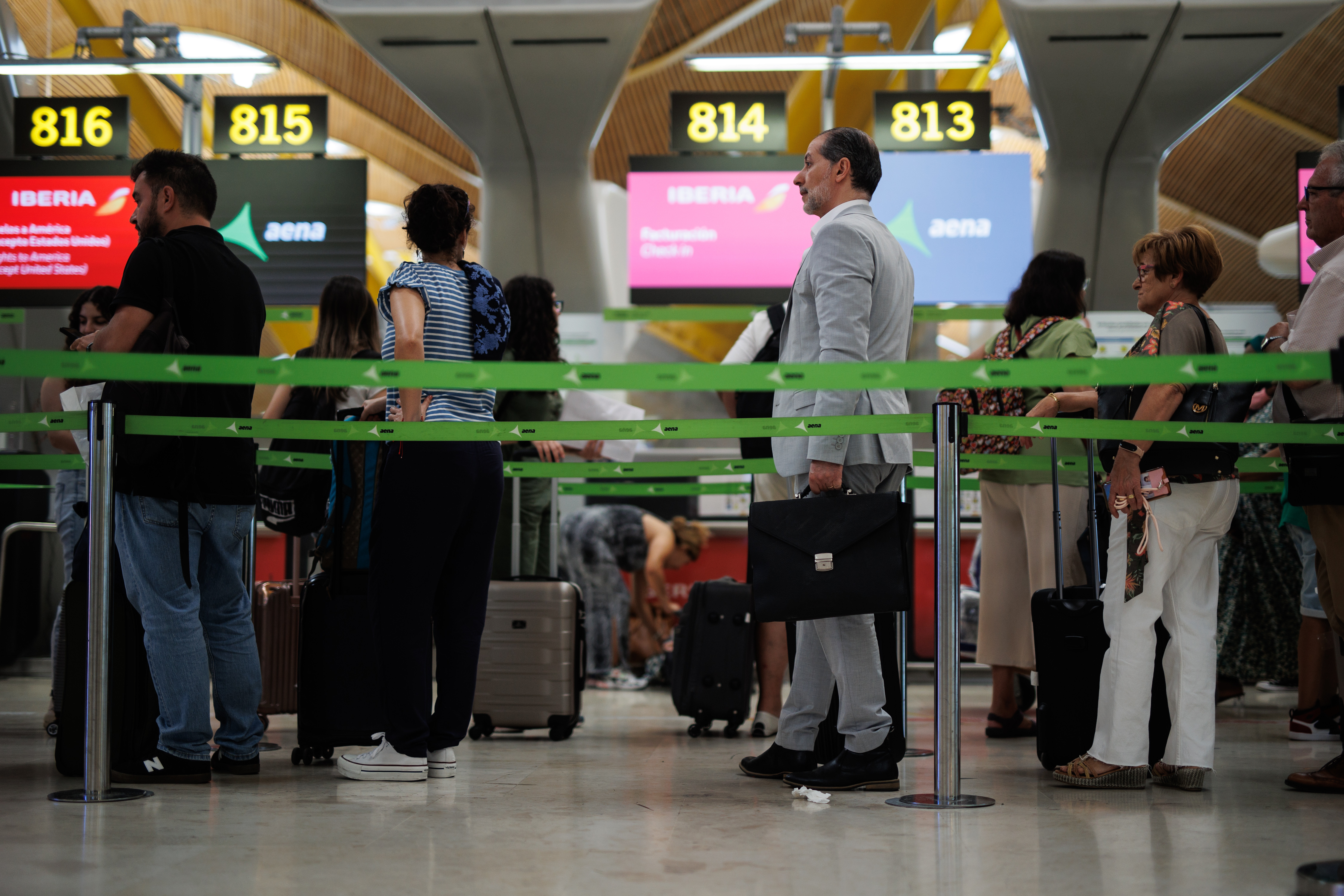 EuropaPress 5287374 varios pasajeros fila iberia terminal t4 aeropuerto adolfo suarez madrid