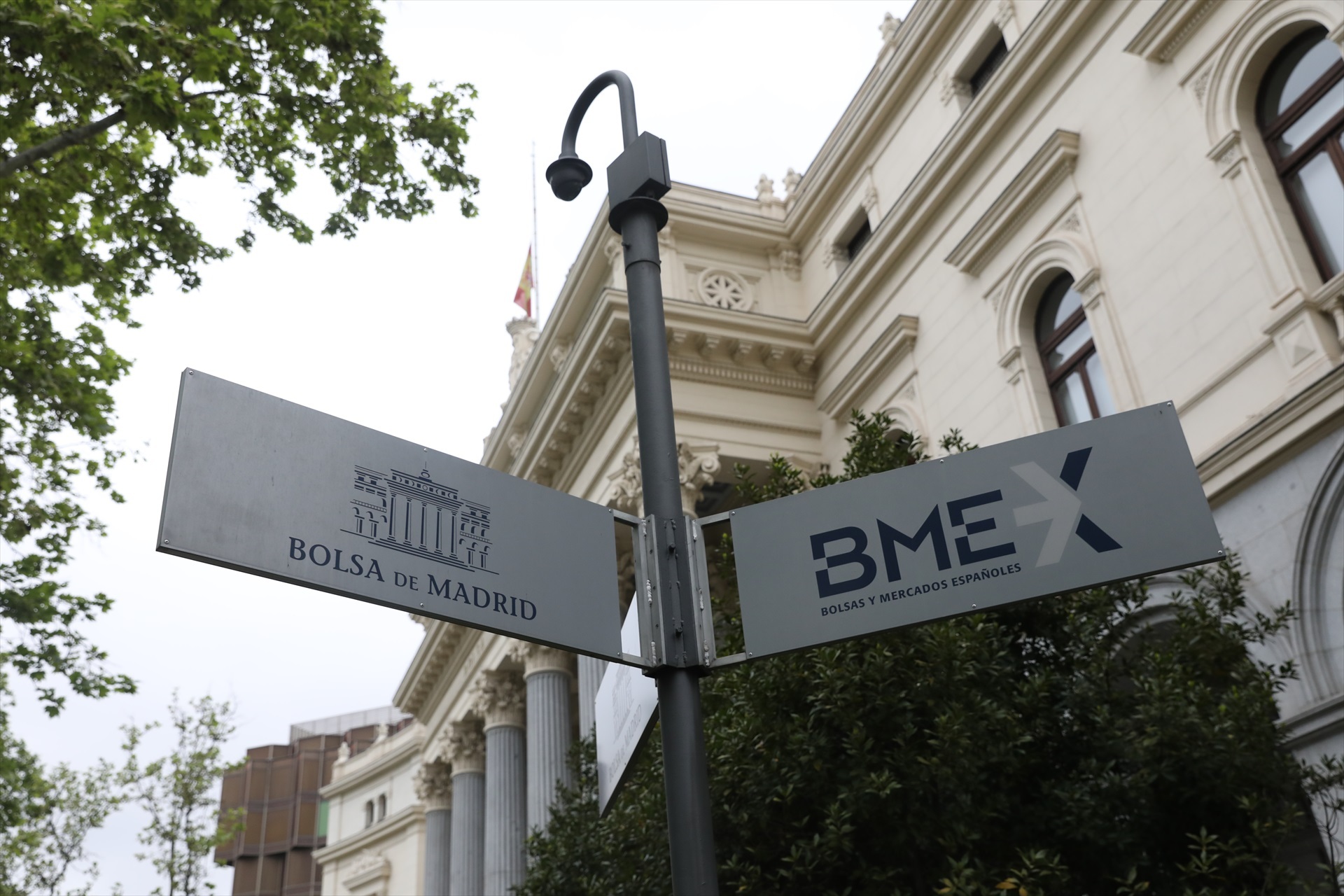 Fiscalidad y burocracia empequeñecen la Bolsa española