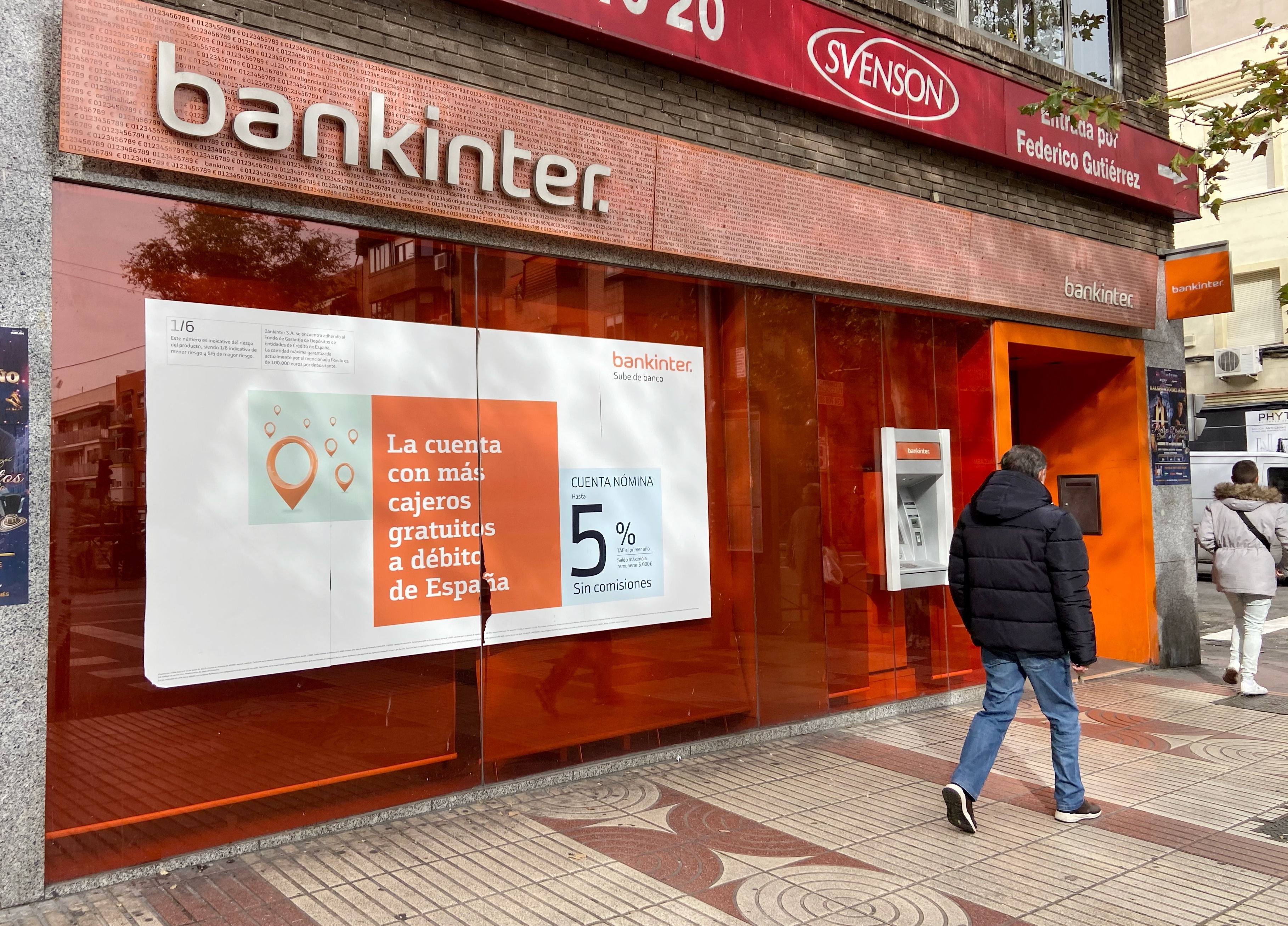 EuropaPress 2481179 hombre camina junto oficina bankinter madrid