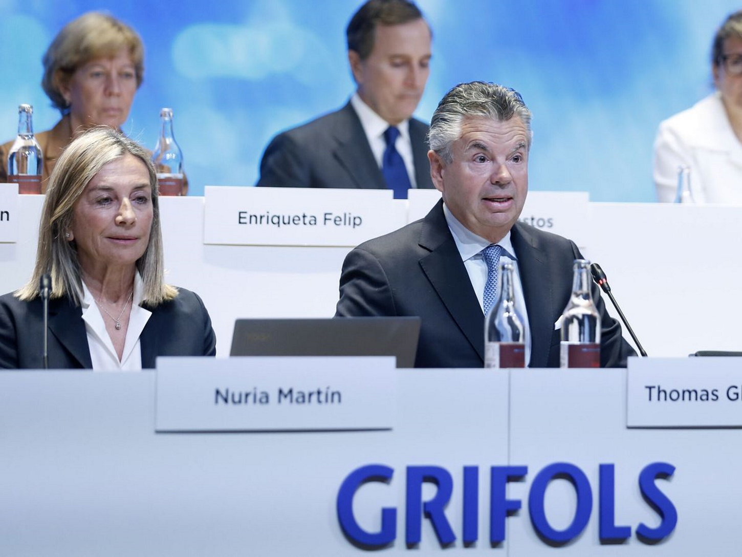 Grifols se abre a mejorar la gobernanza, pero no convence a los inversores