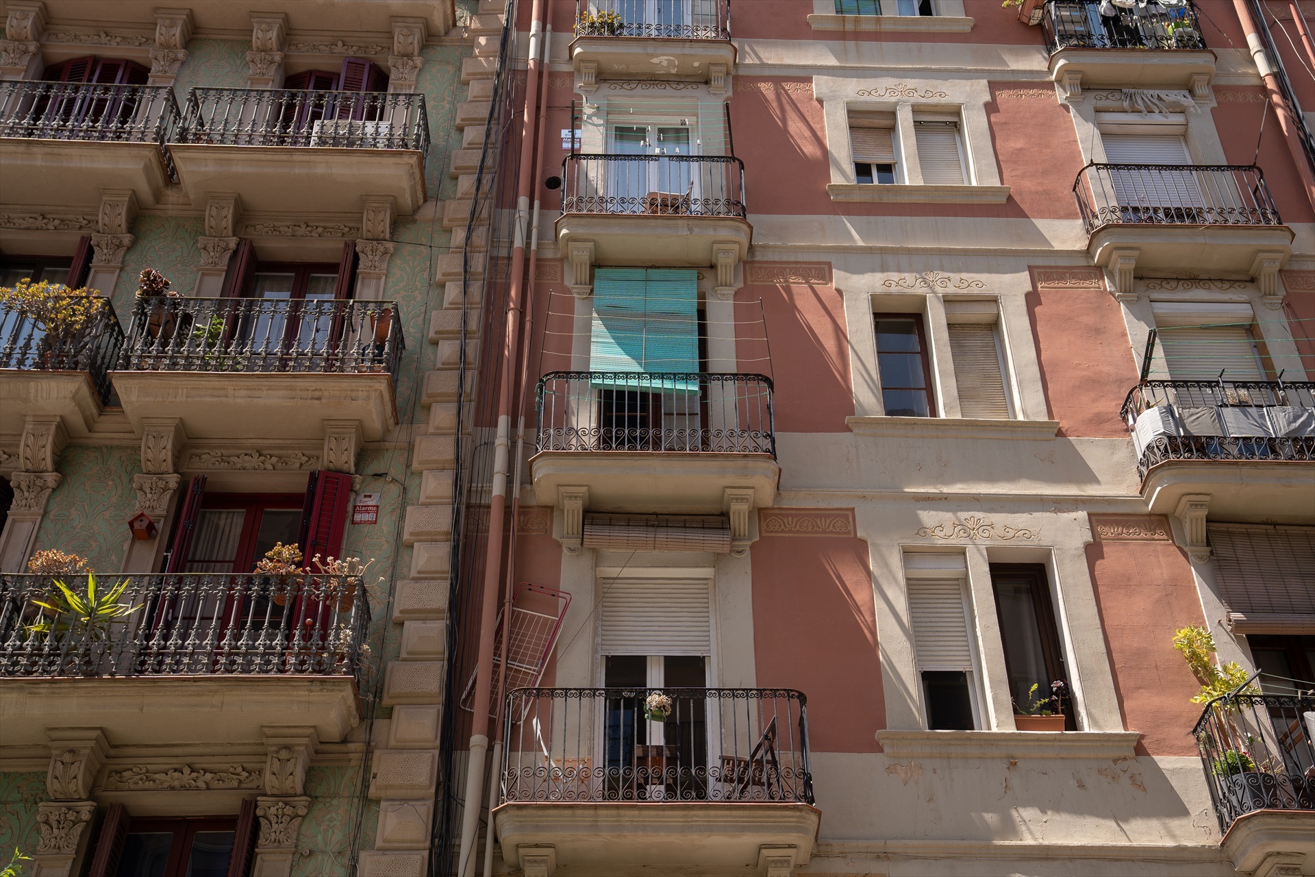 EuropaPress 5205408 fachada edificio viviendas 17 mayo 2023 barcelona cataluna espana despues