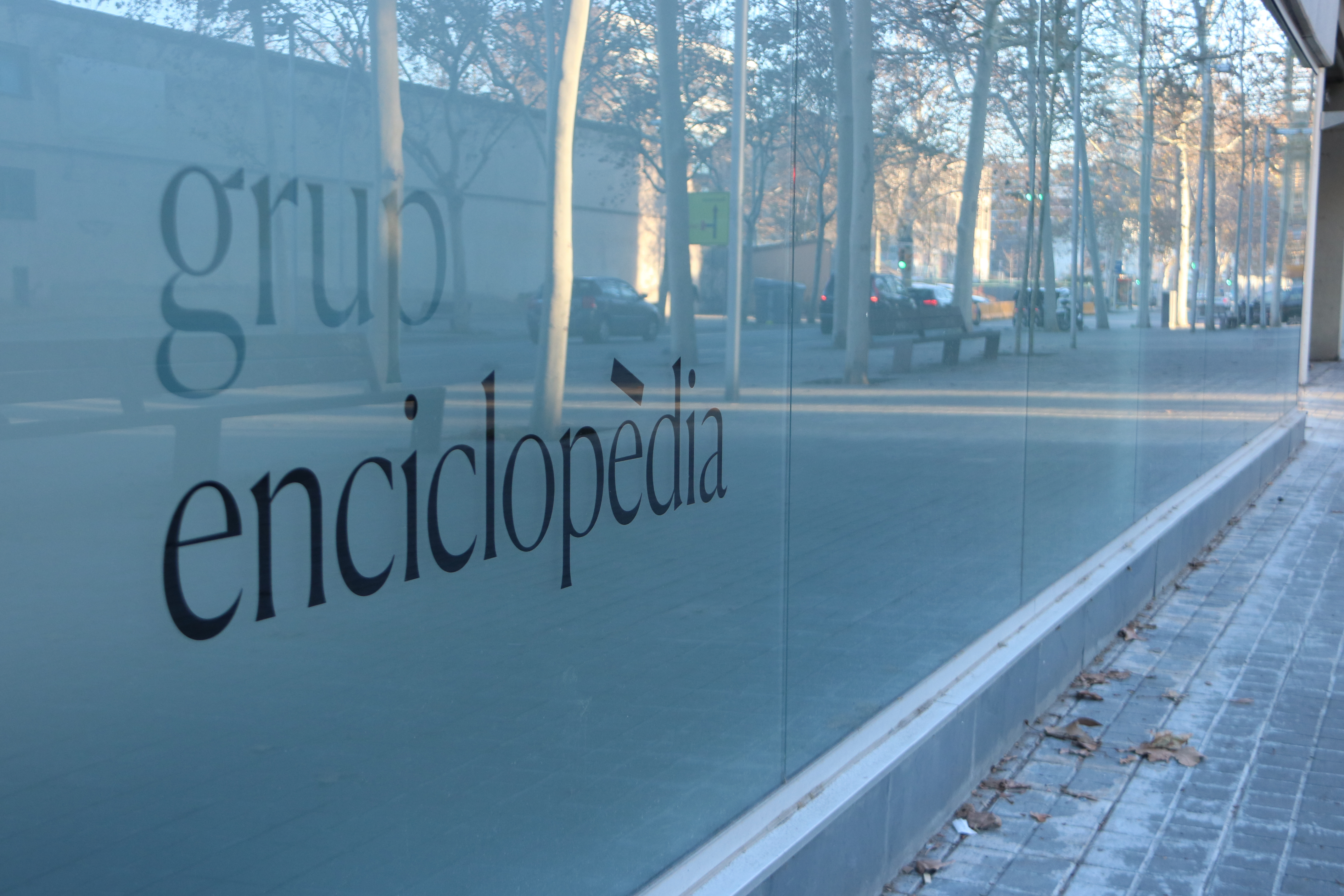 El Grup Enciclopèdia Catalana presenta un ERE para despedir a 15 personas, un 15% de su plantilla