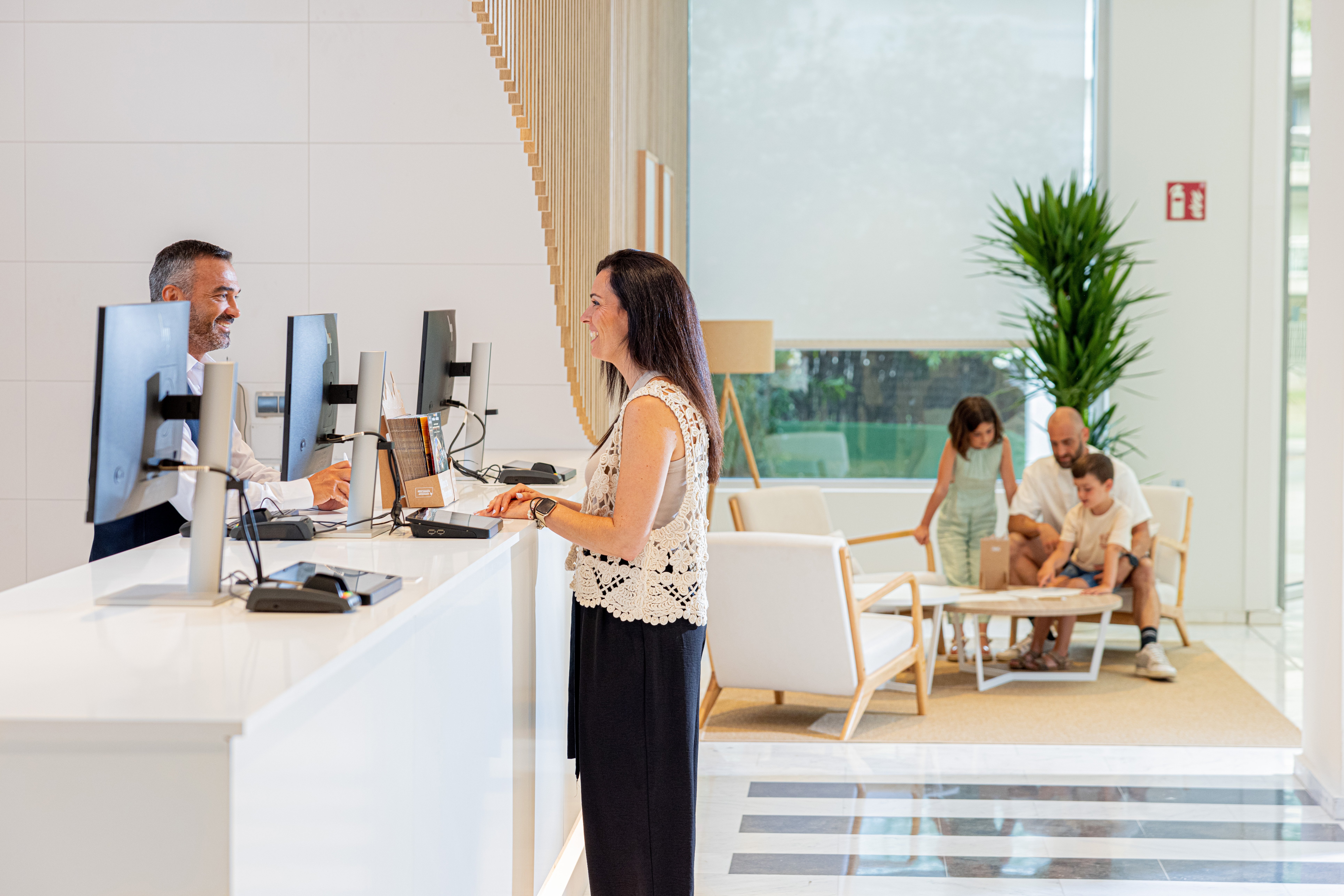 Portaventura forma la plantilla en digitalització i gestió d'hotels a la URV