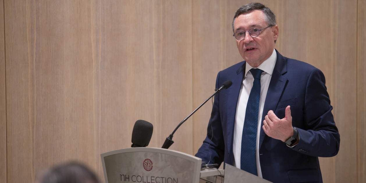 Àngel Simón dimite de la presidencia de Aigües de Barcelona para ...