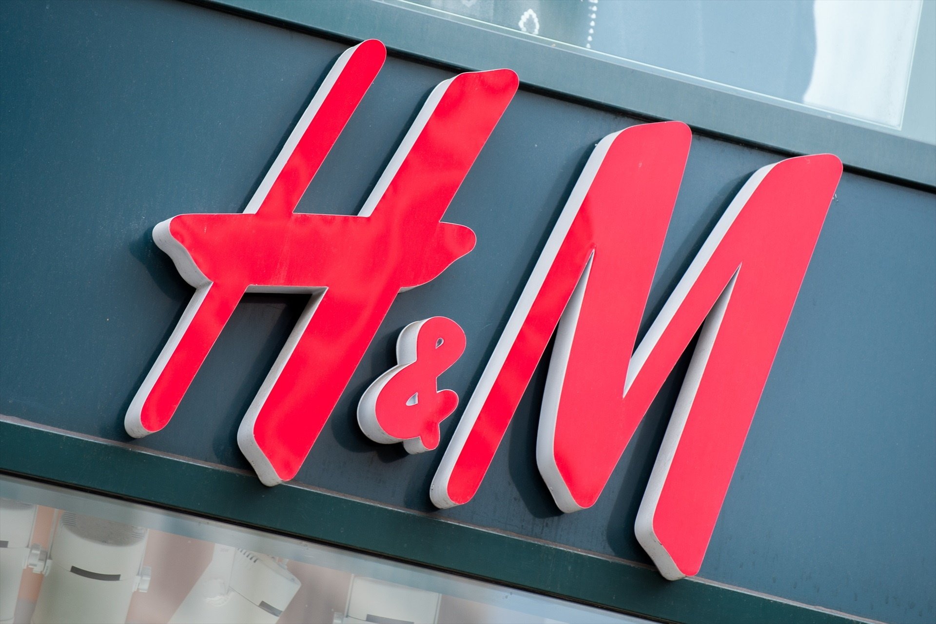 H&M justifica el cierre de las 28 tiendas en España por la necesidad de adaptarse a los "hábitos de consumo"