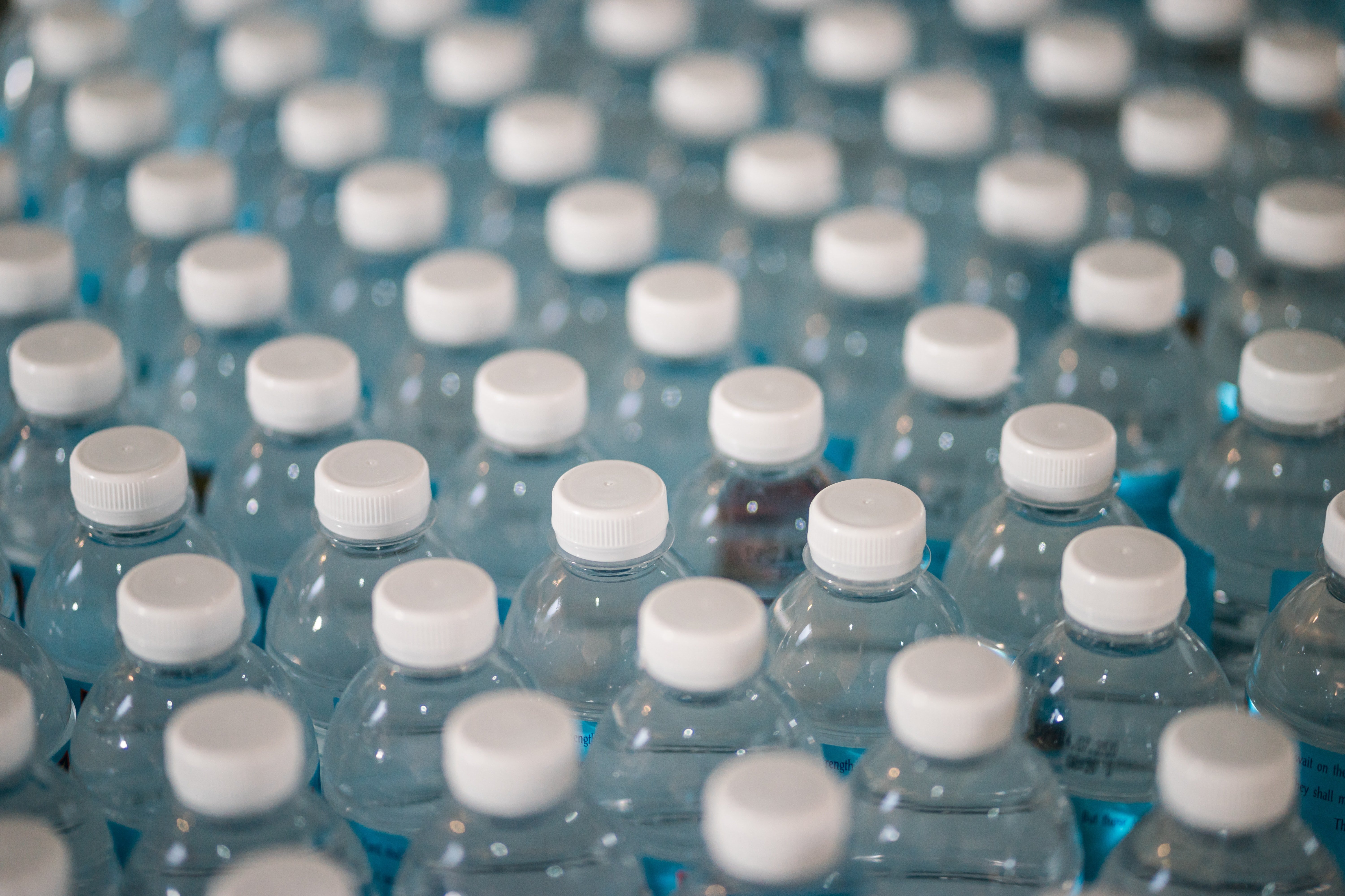 La sequía obliga a la industria catalana del agua priorizar las botellas de plástico