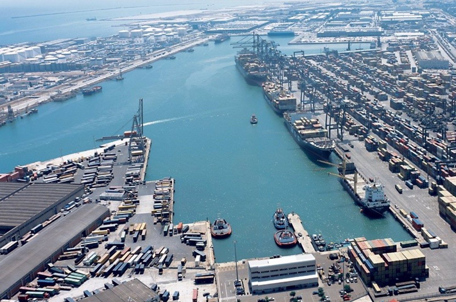 El Port de Barcelona registra retrasos de hasta dos semanas por la crisis del mar Rojo
