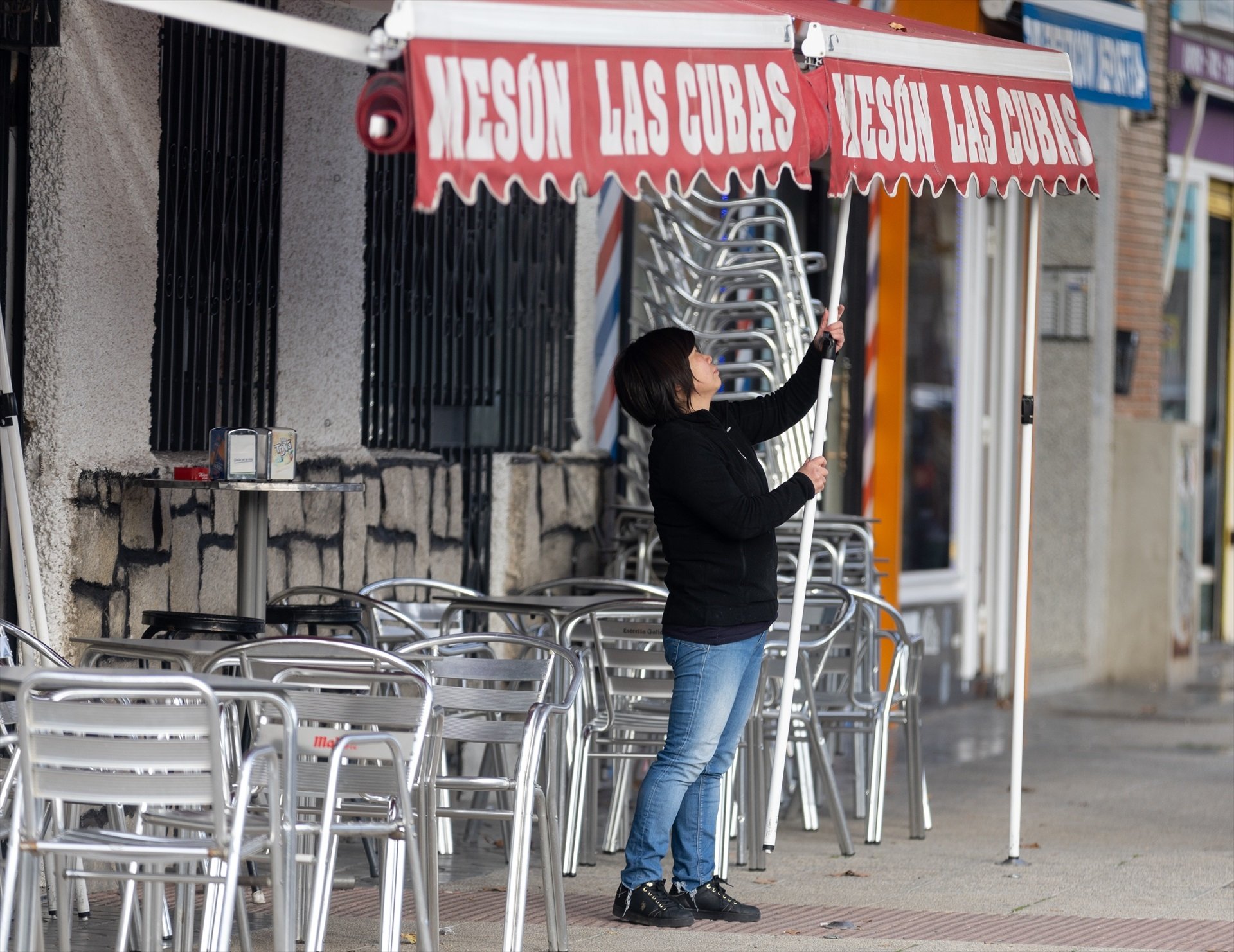 EuropaPress 5684438 camarera levanta toldo bar 12 enero 2024 madrid espana ministerio trabajo