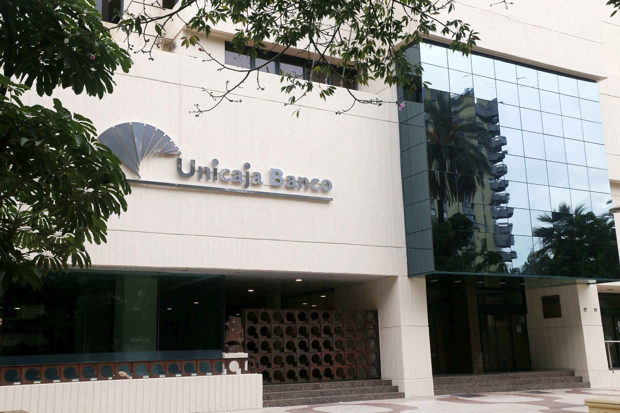 Unicaja reduce sus beneficios un 4%, hasta 267 millones y lanza una recompra de acciones