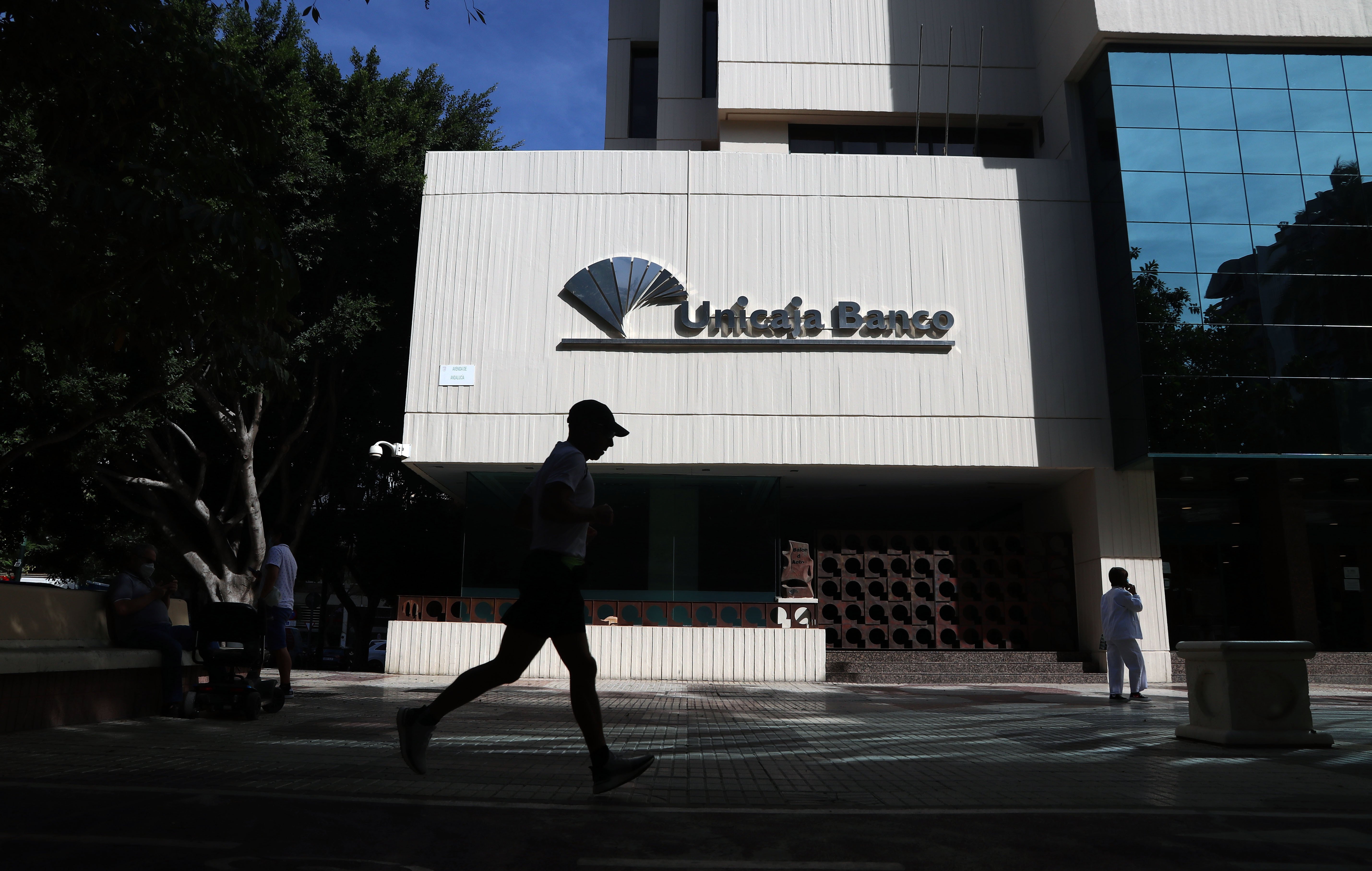 Unicaja gasta menos de 500 millones en plantilla por primera vez desde la fusión