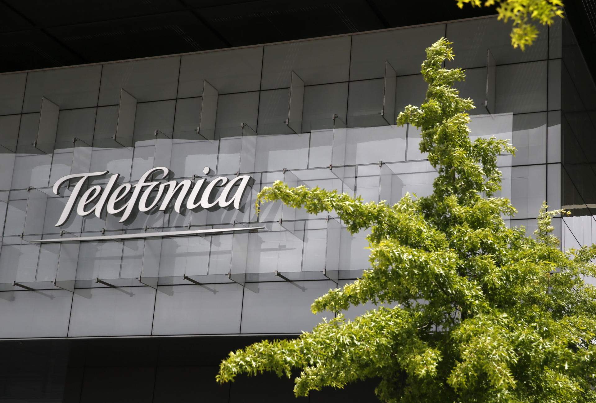 La CNMC prevé retirar a Telefónica la obligatoriedad de ofrecer red fija a su competencia