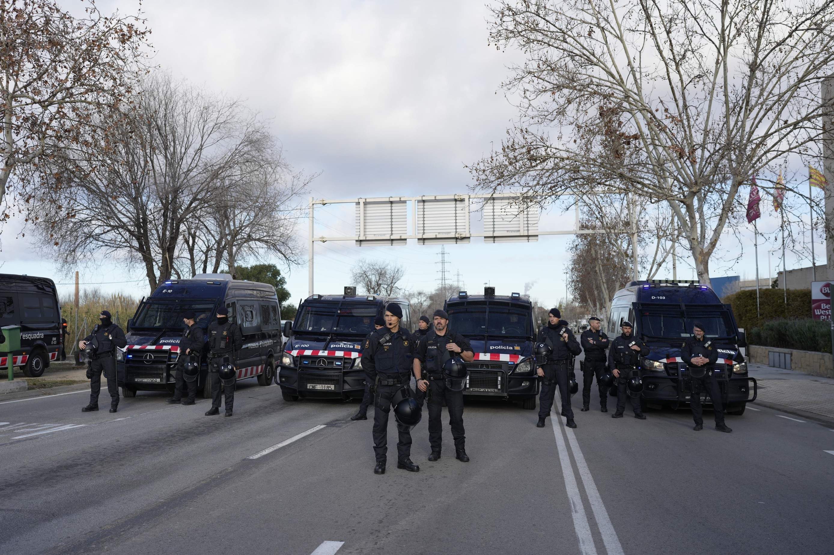mossos d'esquadra protesta tractors mercabarna foto pau de la calle
