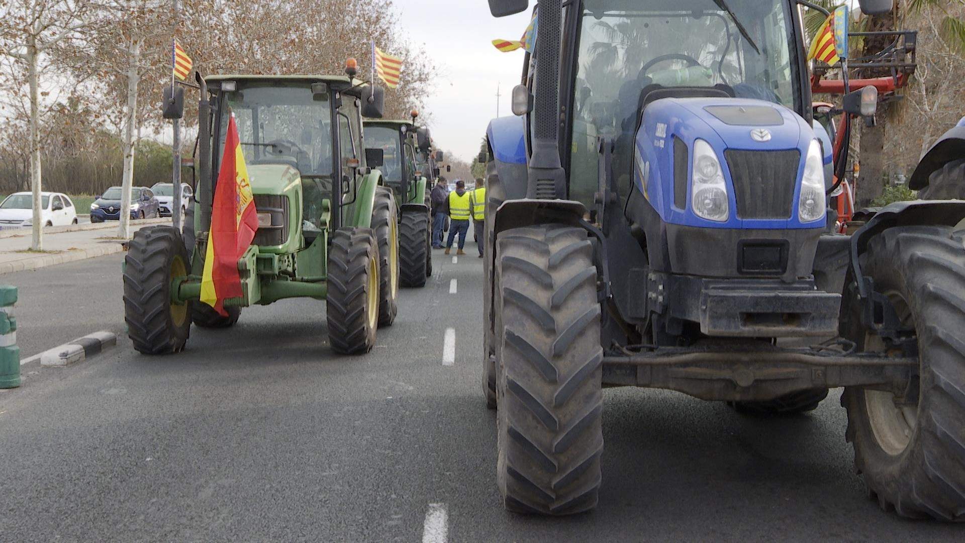 EuropaPress 5759610 tractorada agricultores provoca cortes carreteras atascos valencia