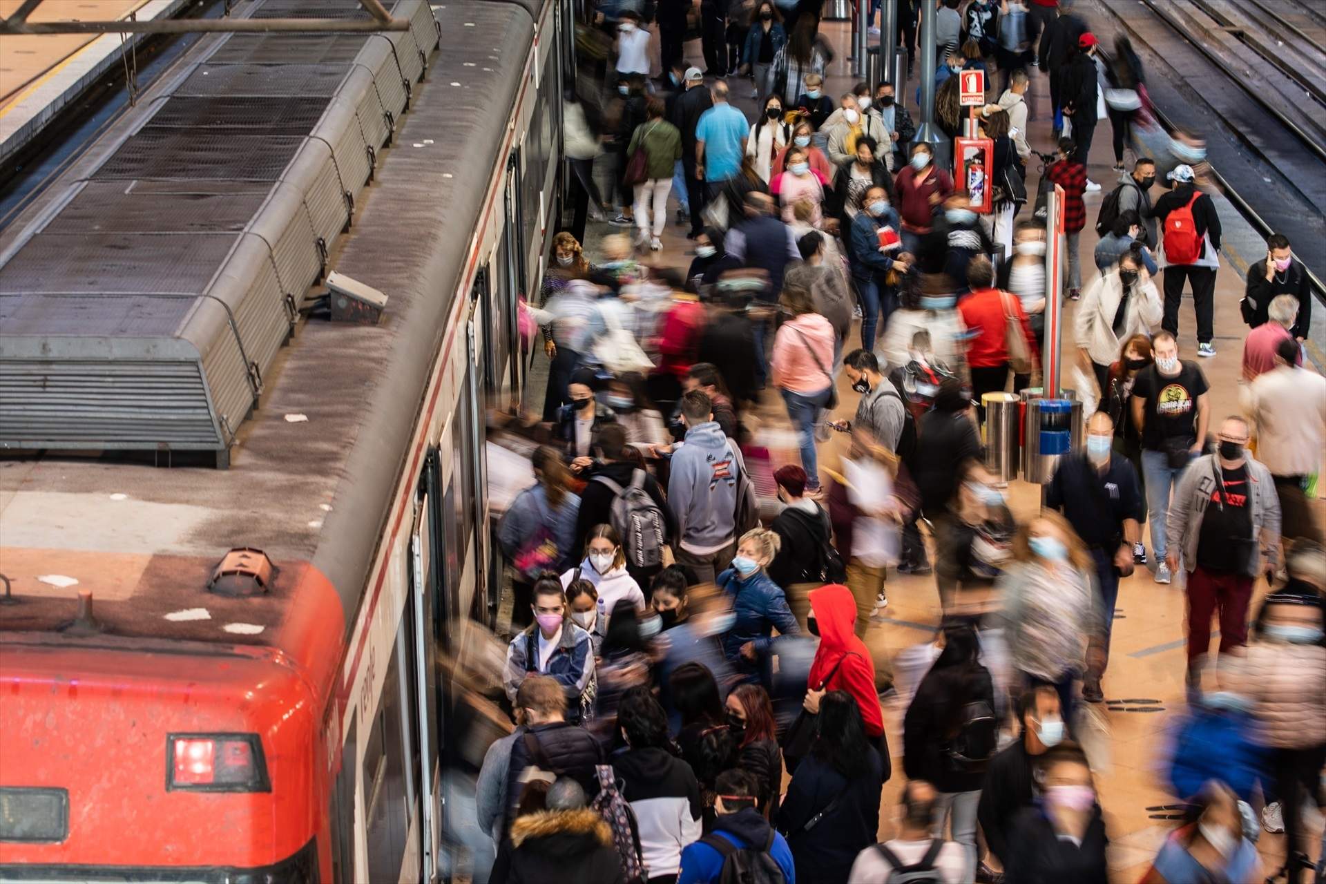 EuropaPress 3990870 grupos pasajeros inmediaciones estacion atocha desconvocarse huelga renfe