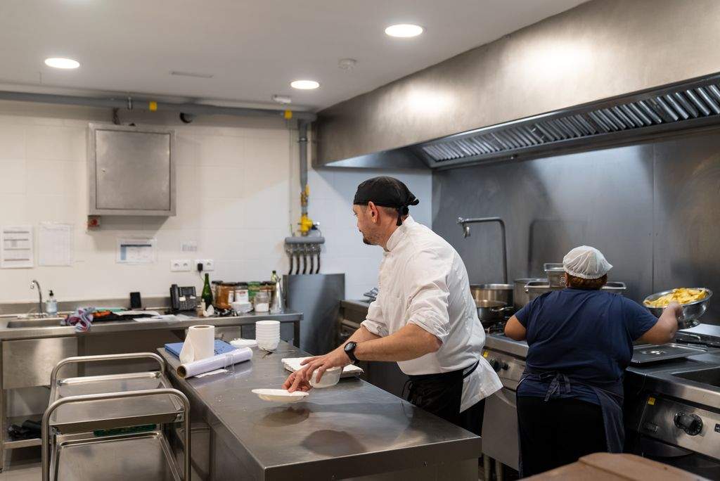 El sueldo medio de los barceloneses sube a los 33.837 euros brutos anuales, pero son más pobres