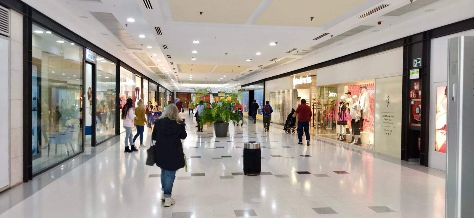 Personas pasean por un centro comercial