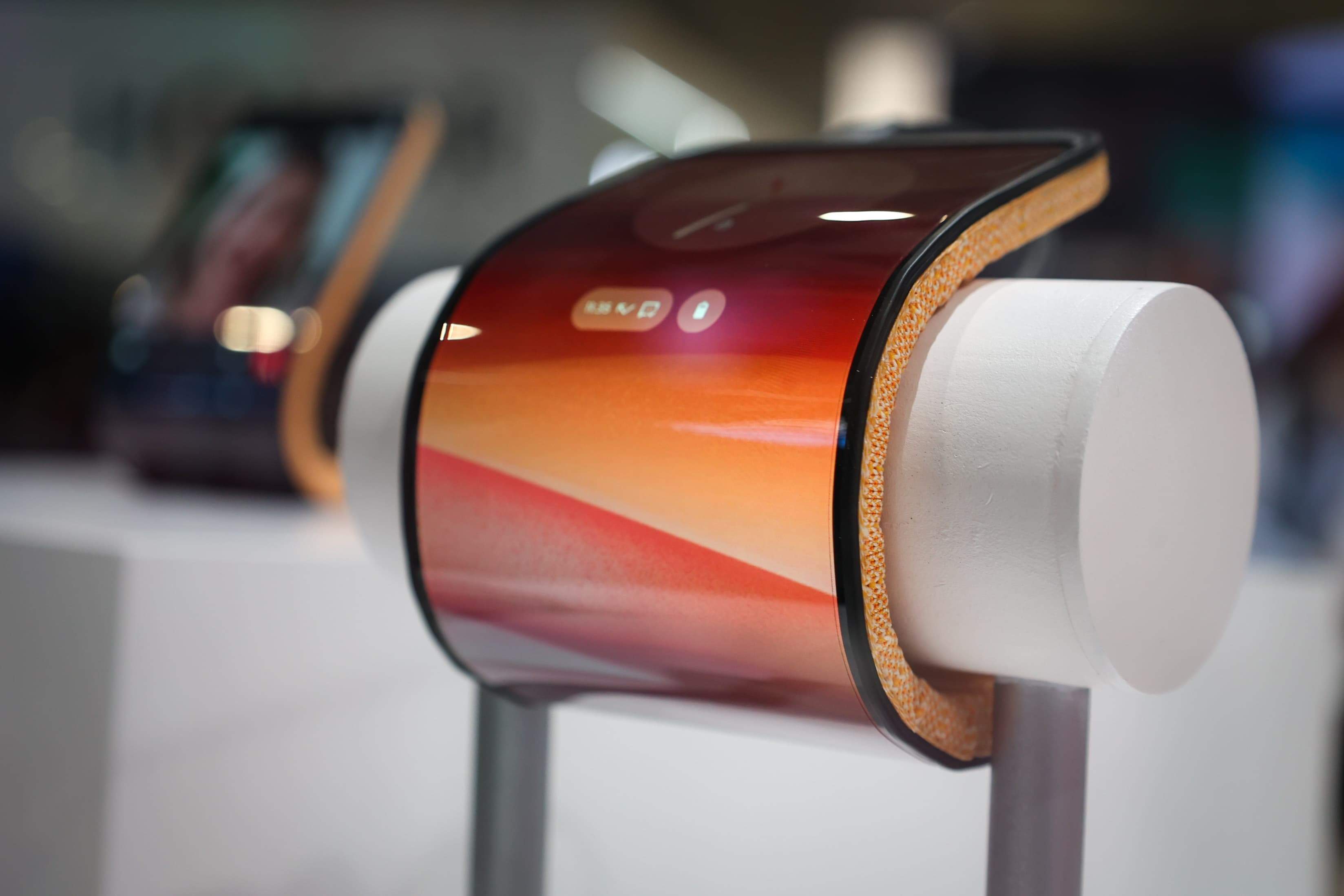 Aquest és el mòbil més buscat del MWC: flexible i enrotllable que s'enganxa al canell com si fos un rellotge