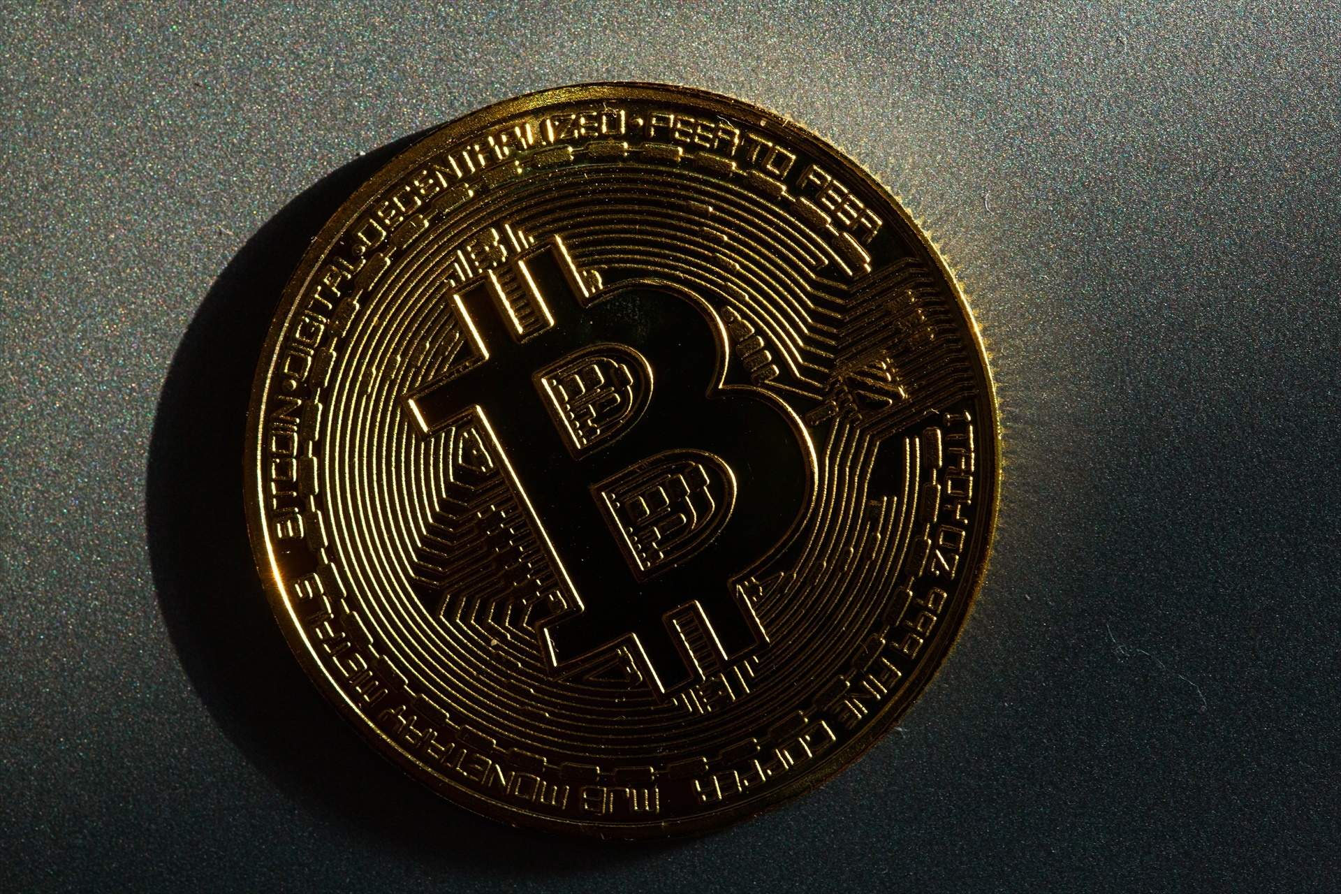El bitcoin suma un 4% y supera los 65.000 dólares en su camino a sus máximos históricos