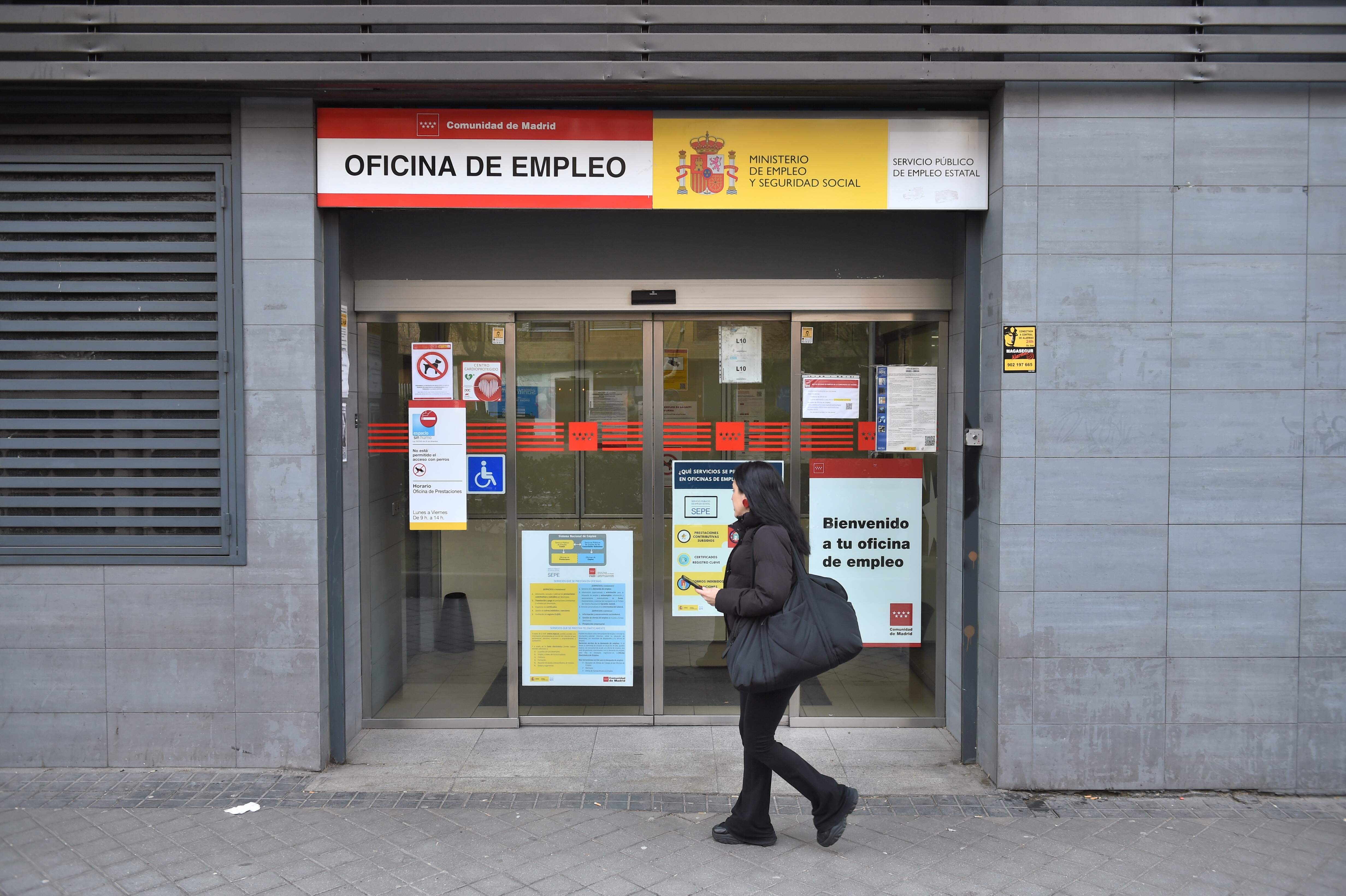 EuropaPress 5801293 mujer pasa oficina sepe marzo 2024 madrid espana seguridad social gano