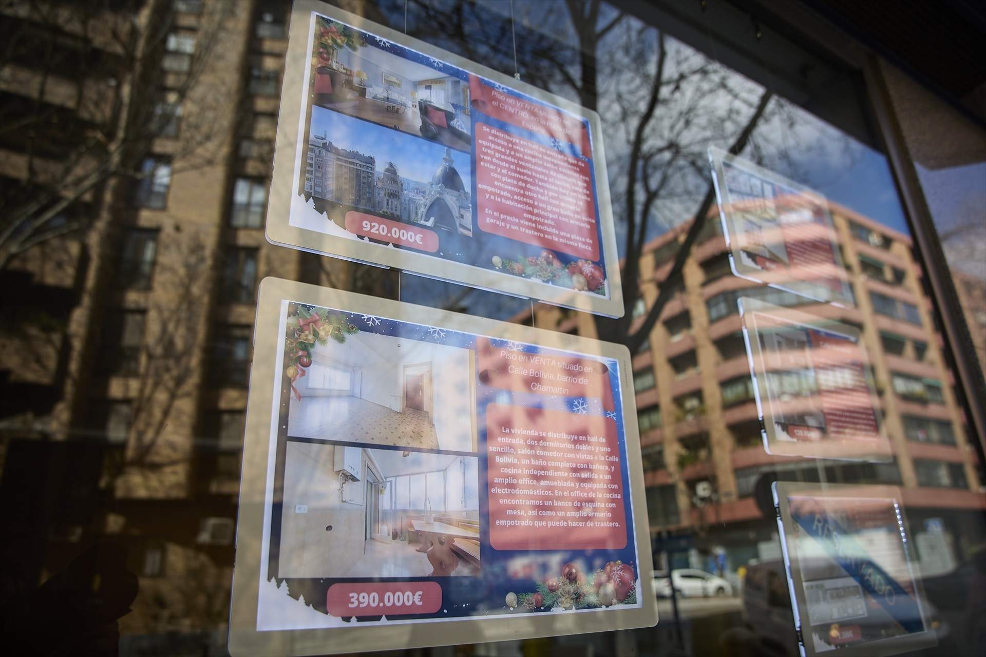 EuropaPress 5047647 carteles viviendas venta escaparate inmobiliaria barrio almagro 12 marzo