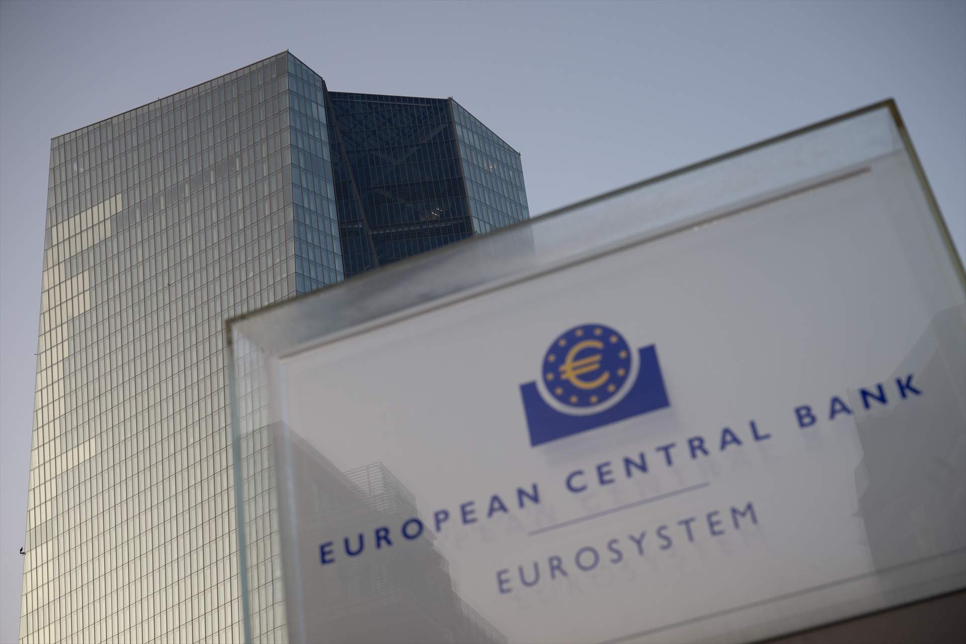 El BCE mantiene los tipos en el 4,5% pero rebaja la prevision de la inflación al 2,3% en 2024