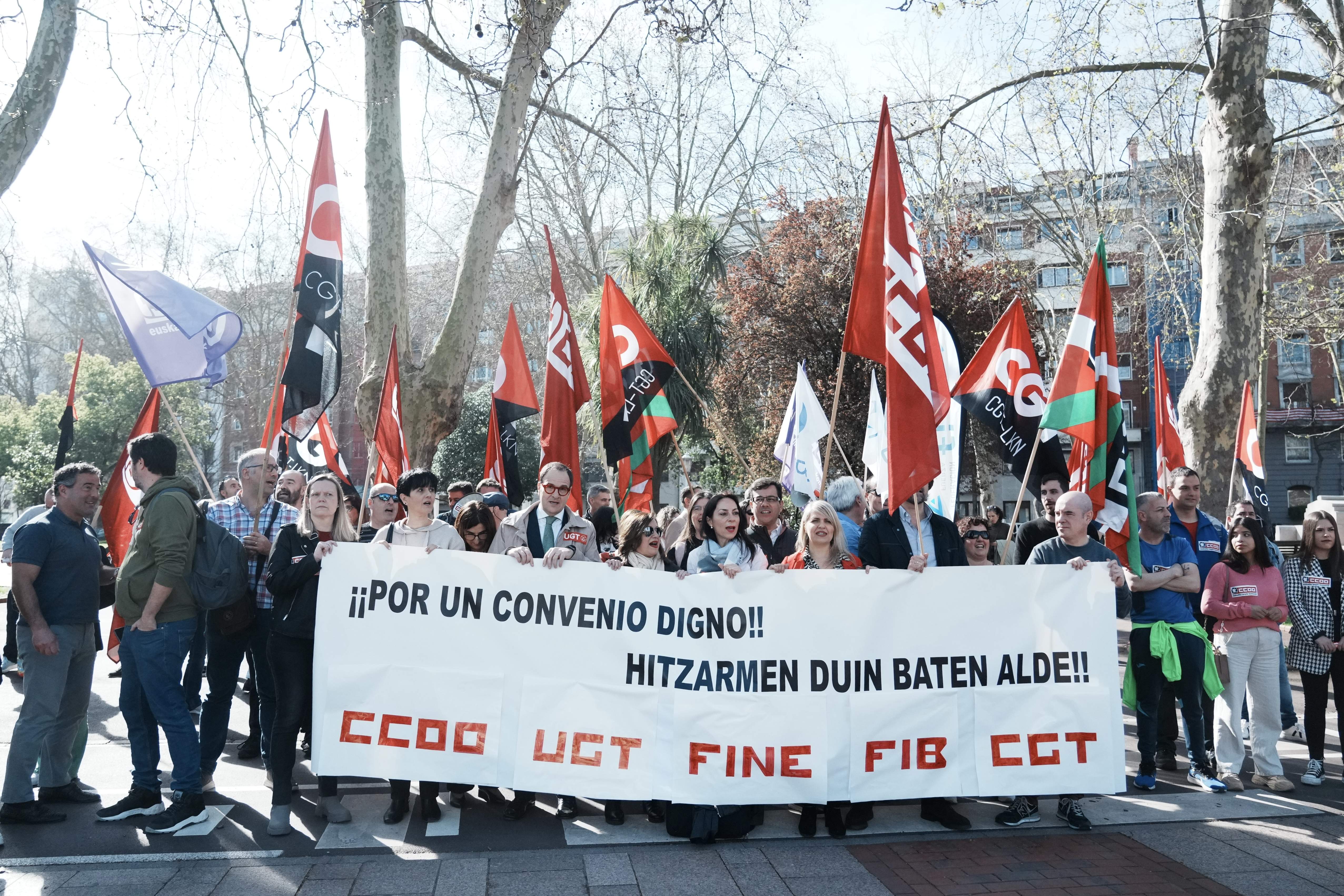 Varias personas protestan en la junta de BBVA