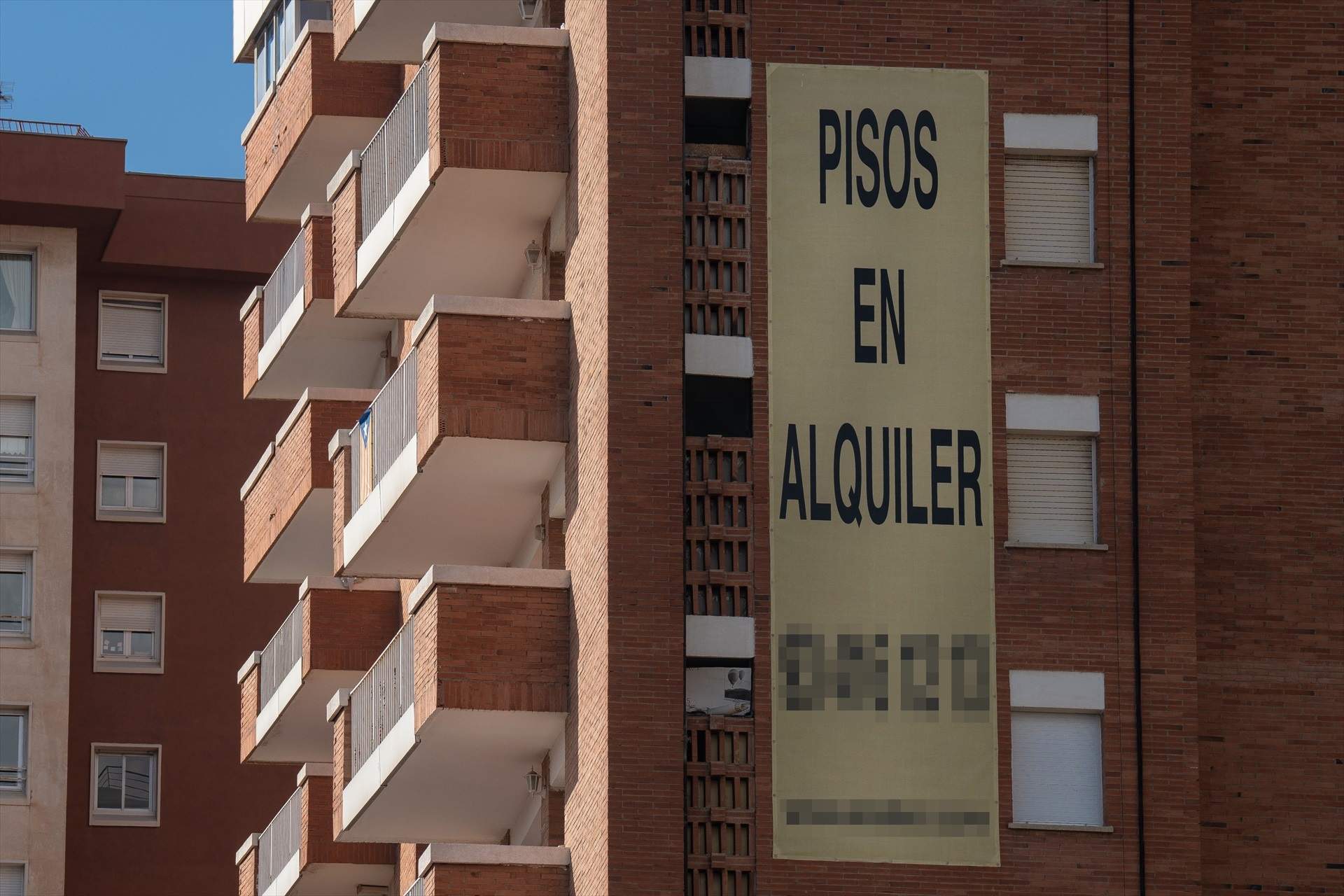 EuropaPress 4895952 cartel alquiler viviendas fachada edificio 31 diciembre 2022 barcelona