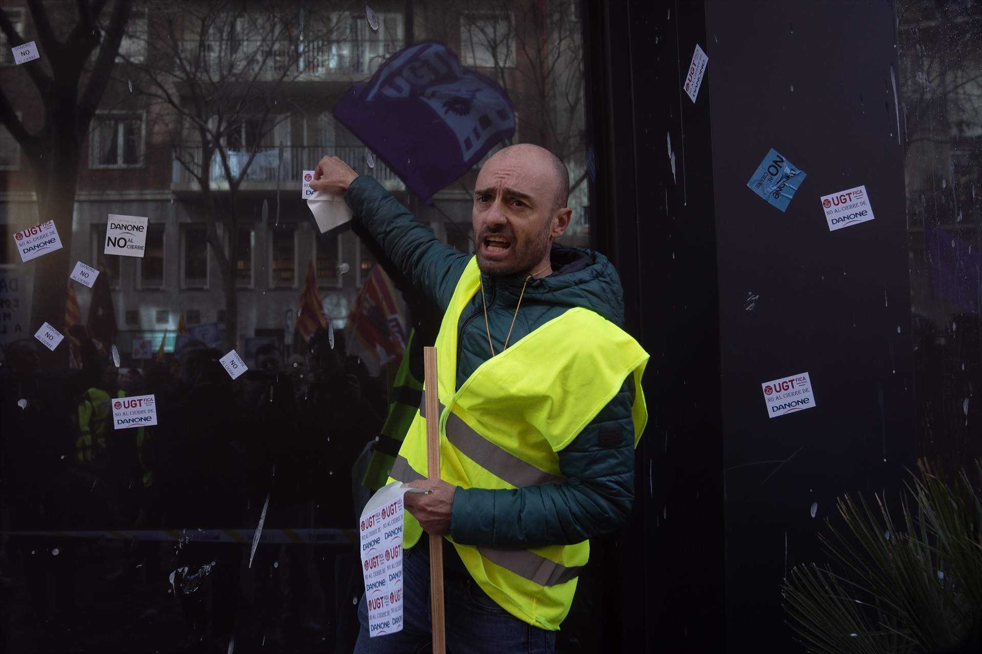 EuropaPress 5755195 manifestante pega carteles cristal protesta contra cierre planta danone