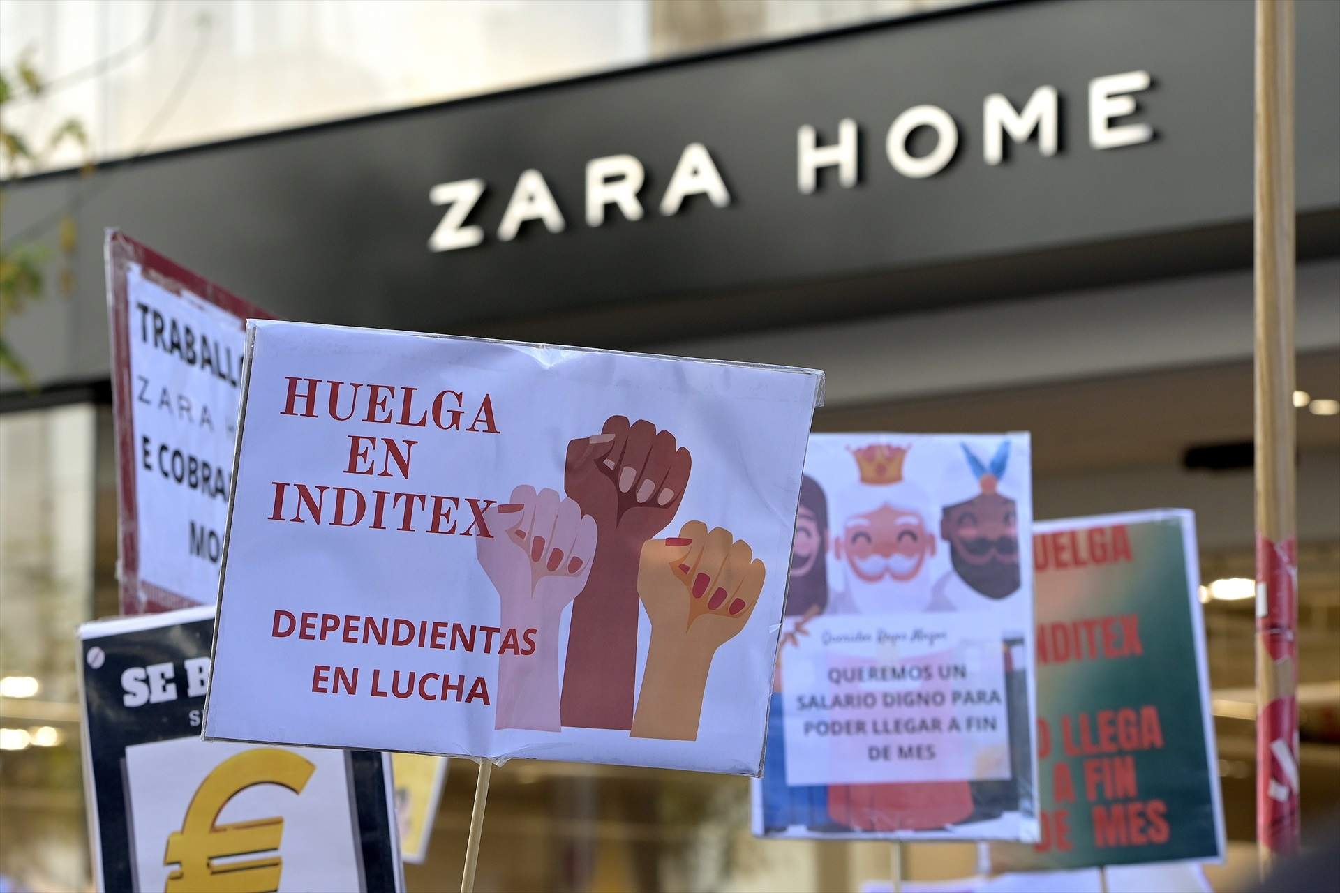 EuropaPress 4834845 trabajadores manifiestan pancartas frente tienda zara home primera jornada