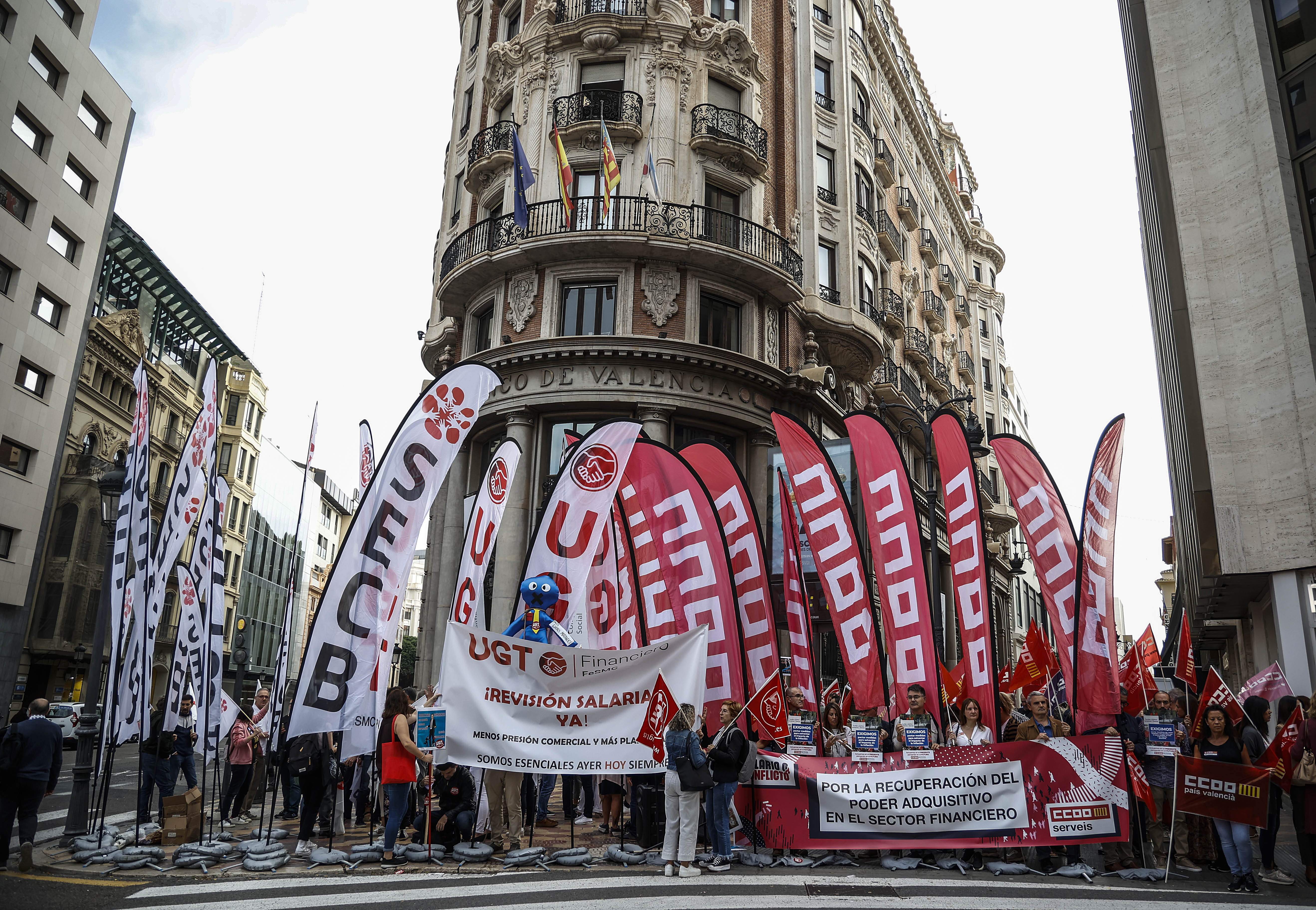 EuropaPress 4775541 varios trabajadores sector financiero manifiestan delante sede caixabank 28