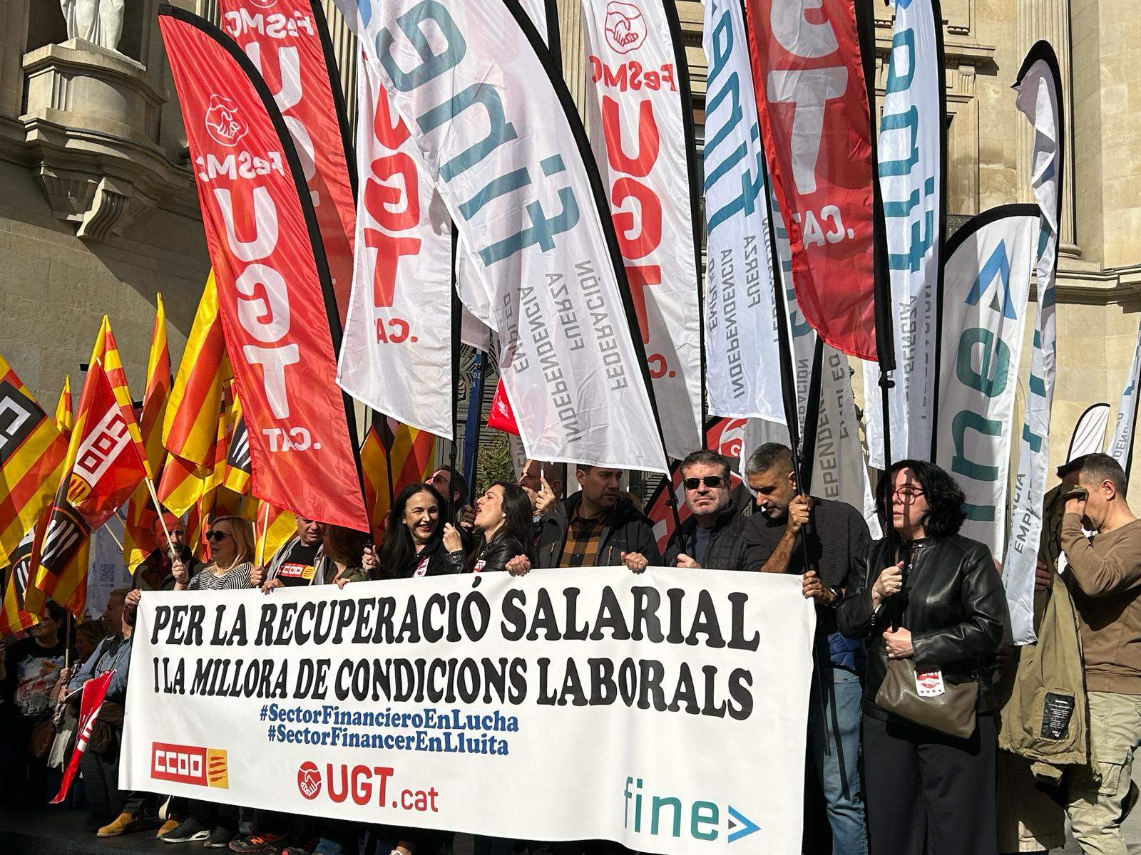 Un 80% de treballadors secunden la vaga de Santander, Sabadell i BBVA aquest divendres