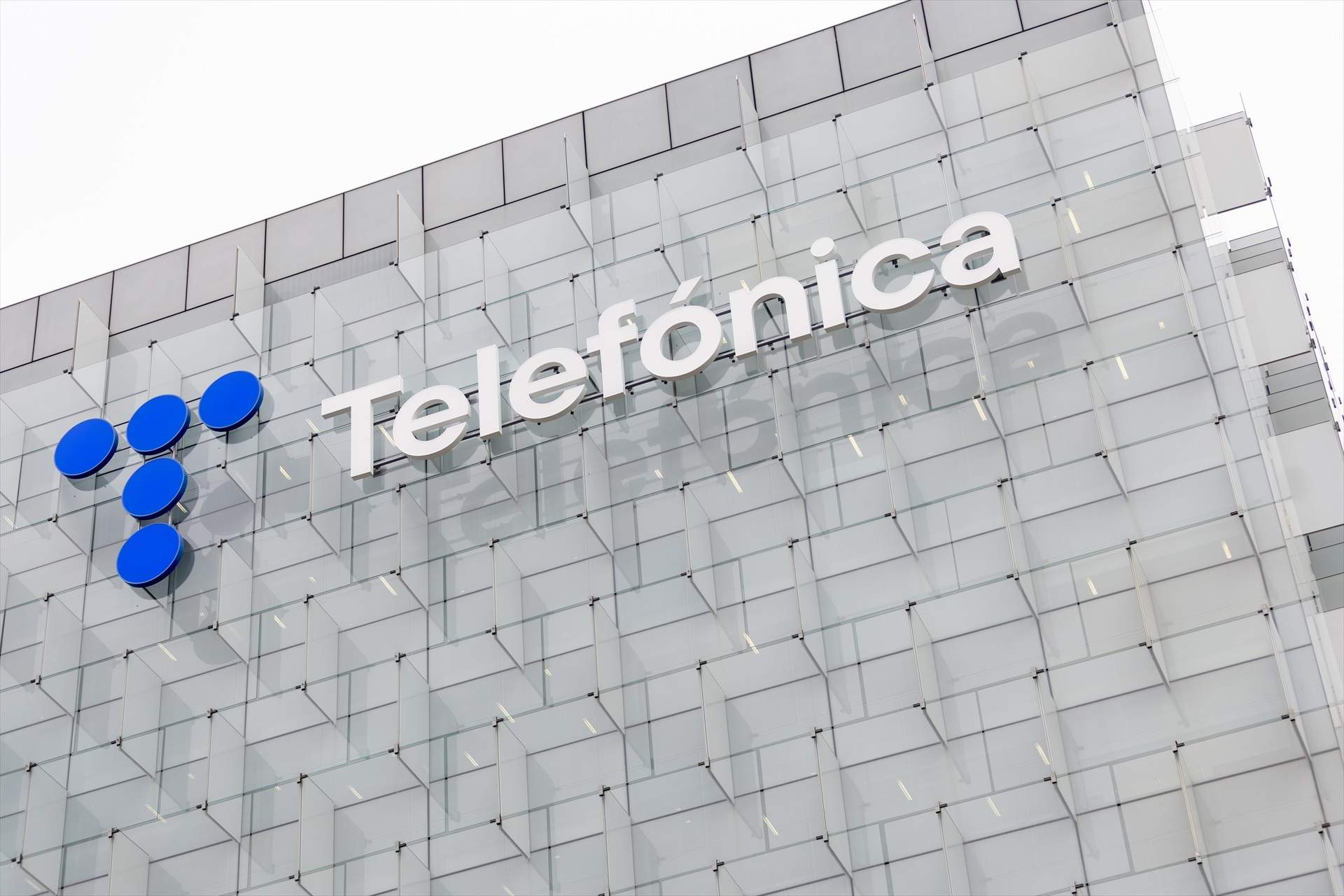 La SEPI obté un primer paquet del 3% a Telefónica, amb vocació de permanència