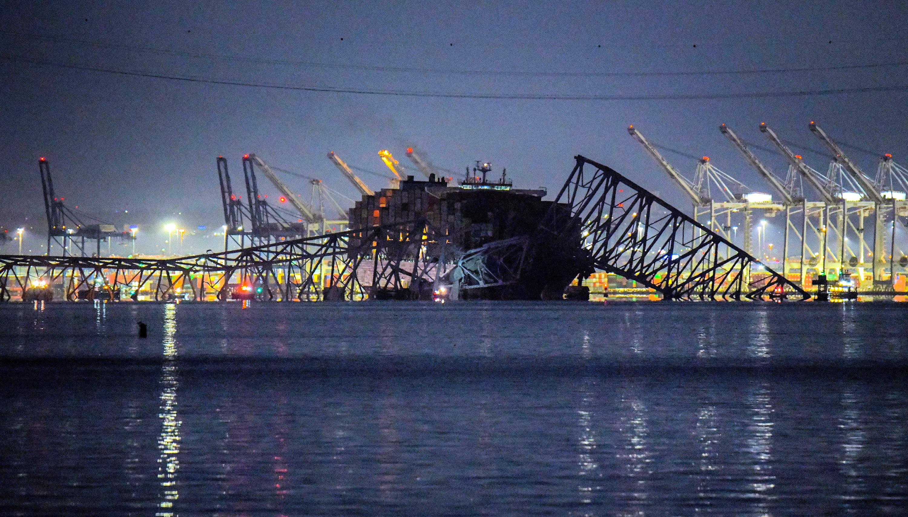 Cargero empotrado en el puente de Baltimore. EP