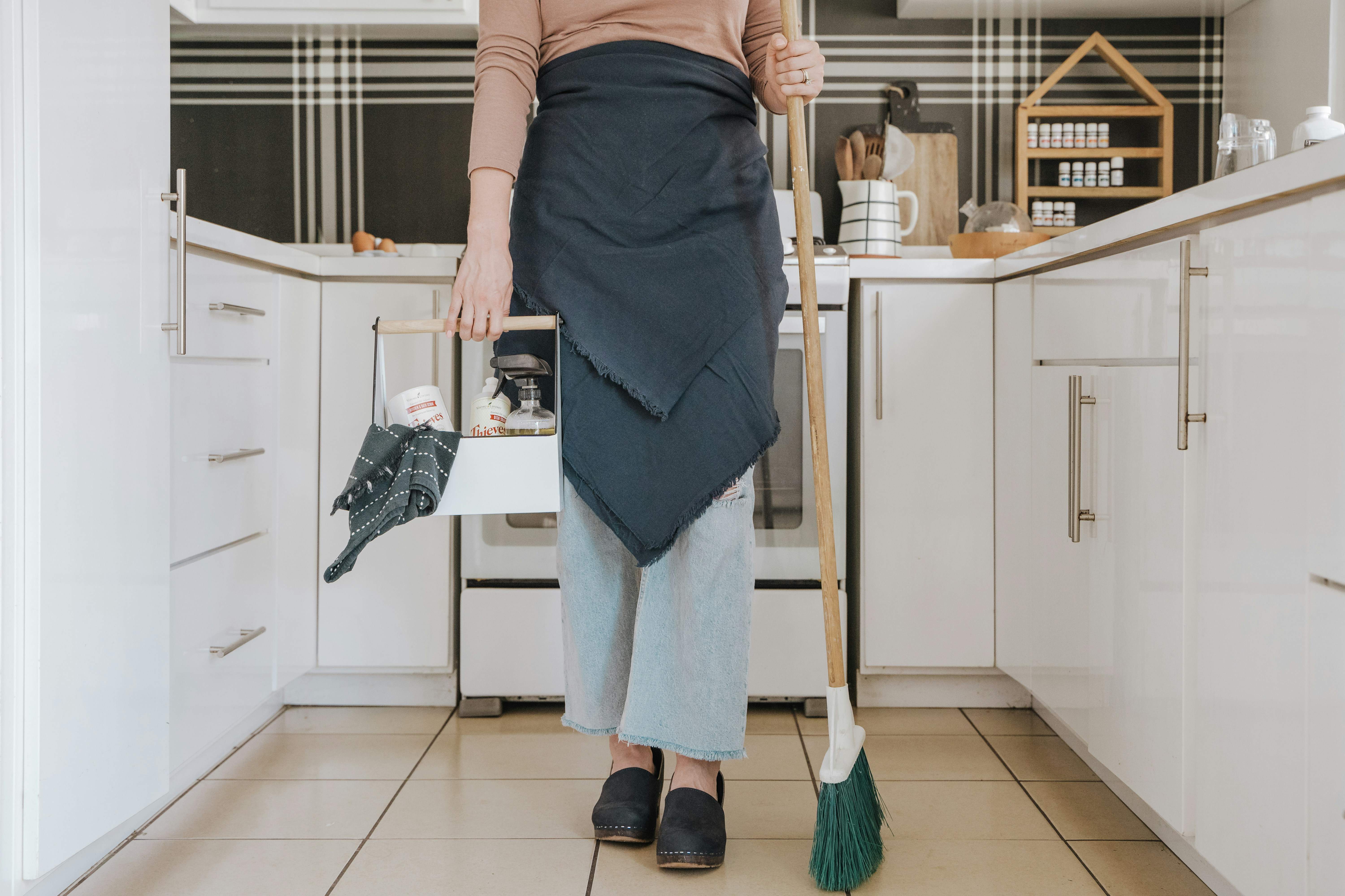limpieza casa trabajadora del hogar / josue michel / unsplash