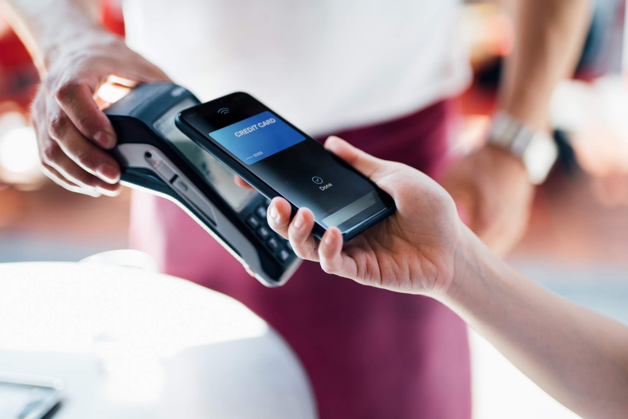 La meitat dels espanyols va pagar amb el mòbil el 2023, segons Mastercard