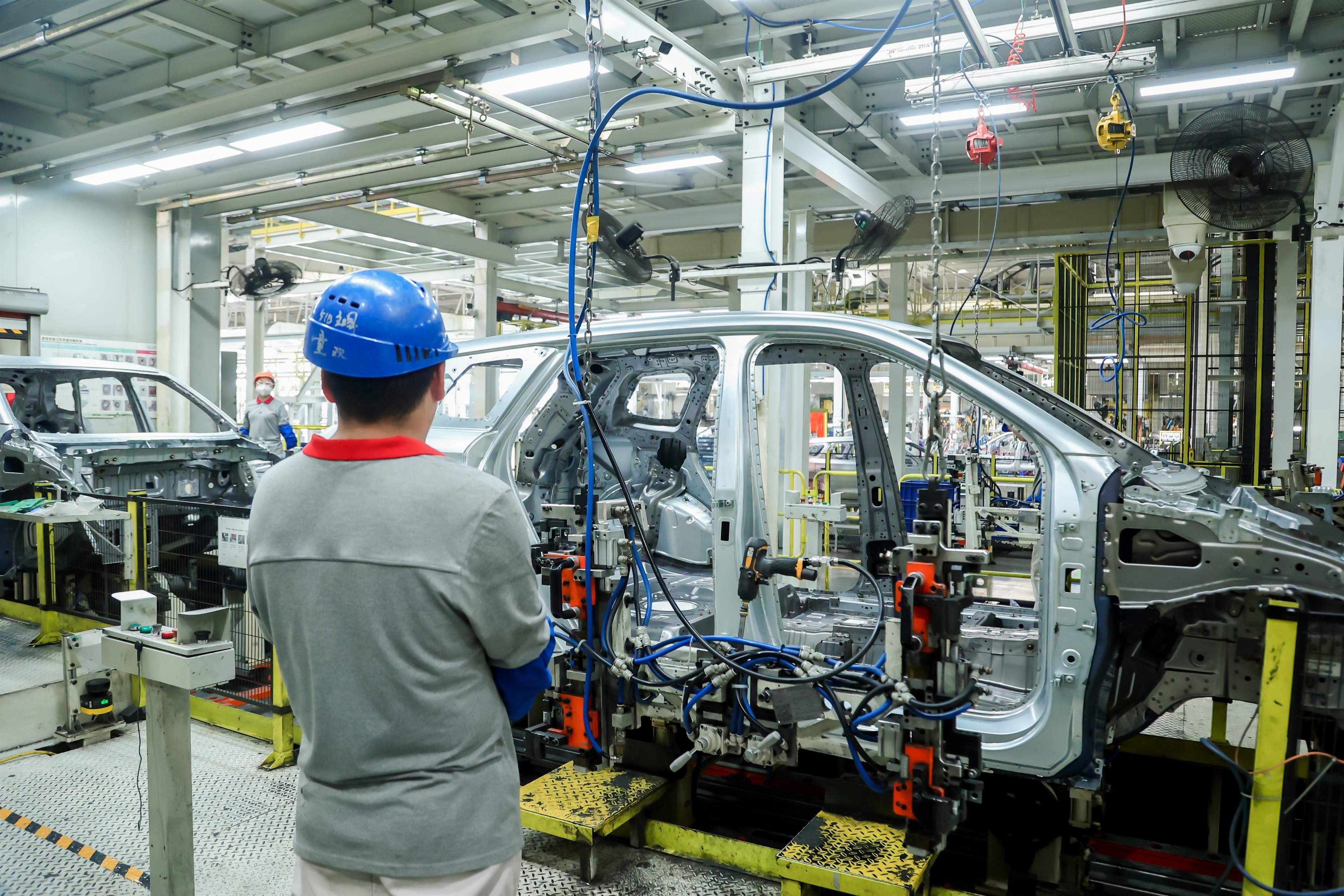 Un trabajador de la fábrica de coches Chery en China